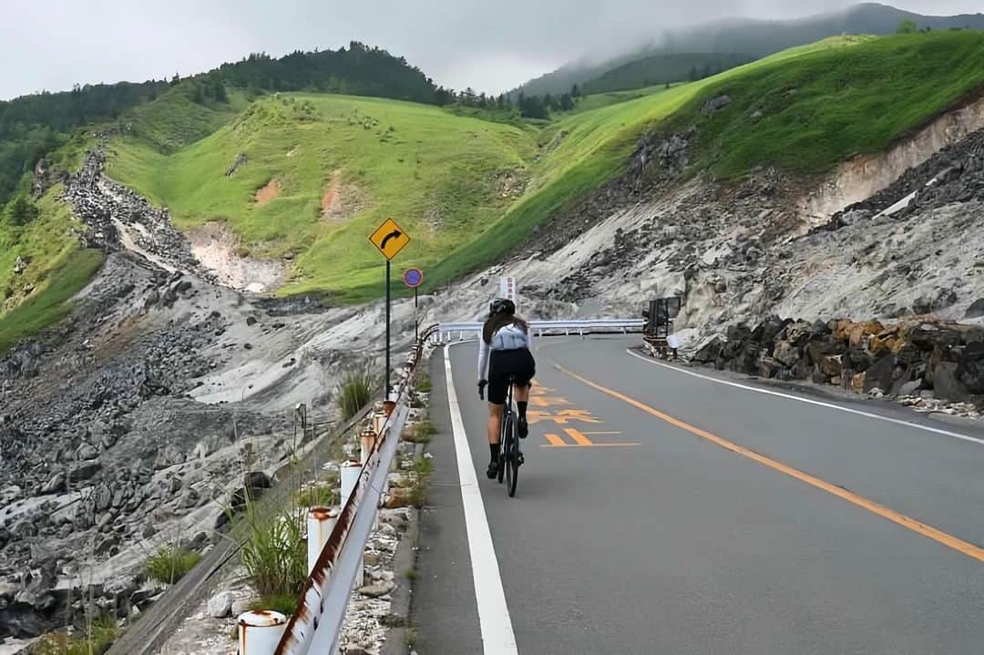 平良エレアのインスタグラム：「まだまだ先は長い🏔️  今は少し我慢して出来る事を積み重ねる期間。  その途中で年が明けるだけ🌅  今年はそんな年越し！！  残り5日楽しもう✌️  #わたしとLiv #右肘粉砕骨折 #リハビリ中　 #cyclistlife #cyclinglifestyle #livjp_ambassador」