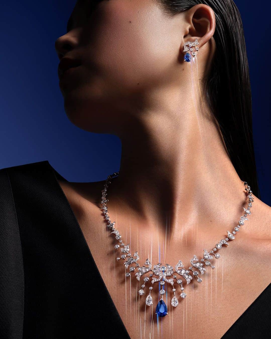 Chaumetのインスタグラム：「End the year in style with our exceptional Soir de Fête High Jewellery necklace and its precious sapphire.⁣ ⁣ #Chaumet #ChaumetCelebrates #ChaumetHighJewellery」