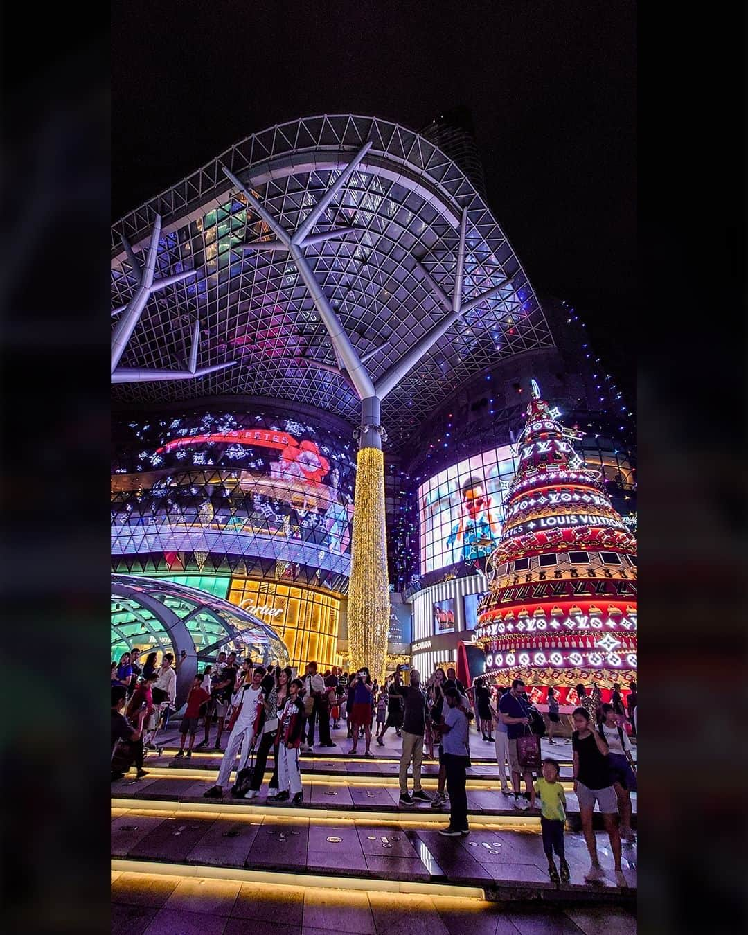 Sony Mobileさんのインスタグラム写真 - (Sony MobileInstagram)「From ethereal tree lights to giant snowflake ferris wheels, we’re captivated by your nighttime neon shots of a winter wonderland!  Thank you for sharing your images tenshow_photography, @manojbatchu , @trois_lenz and @mischi58   ------- Share your photos of the night through the lens of Xperia!   Join our #CaptureTheNight campaign from Dec-Jan by posting on Instagram & using the #WowXperia hashtag for the chance to be featured on our Instagram channel!  For your image to be eligible for reposting, you must ensure the following:   ✓You tag #WowXperia, the name of your country or region (e.g. #UnitedStates), and the name of your Xperia device (e.g. #Xperia1V)  ✓You capture with an Xperia device  ✓You follow @SonyXperia on Instagram  ✓You read and accept our Terms & Conditions   If we choose to feature your photo or movie, we will contact you first via Instagram Direct.  #Sony #Xperia #SonyXperia #WowXperia #CaptureTheNight」12月26日 19時30分 - sonyxperia