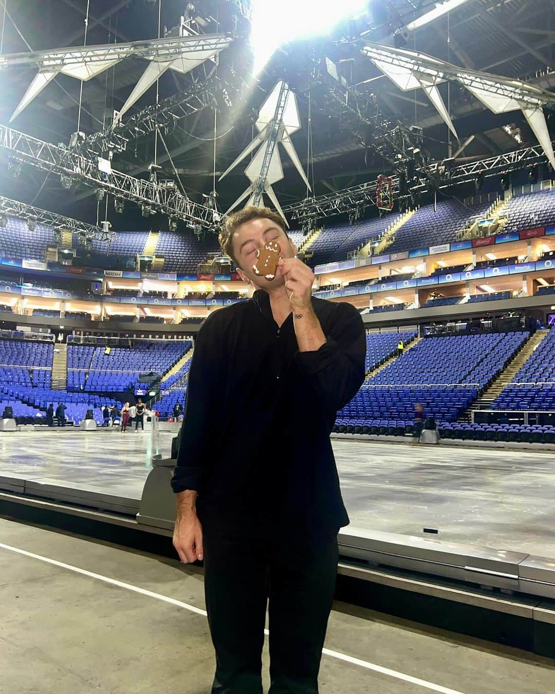 jotipolizoakisさんのインスタグラム写真 - (jotipolizoakisInstagram)「pinch me moment. playing the O2… especially during the holidays. ahhh 🚀」12月26日 19時28分 - jotipolizoakis