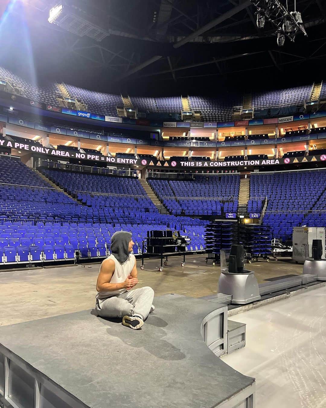 jotipolizoakisさんのインスタグラム写真 - (jotipolizoakisInstagram)「pinch me moment. playing the O2… especially during the holidays. ahhh 🚀」12月26日 19時28分 - jotipolizoakis