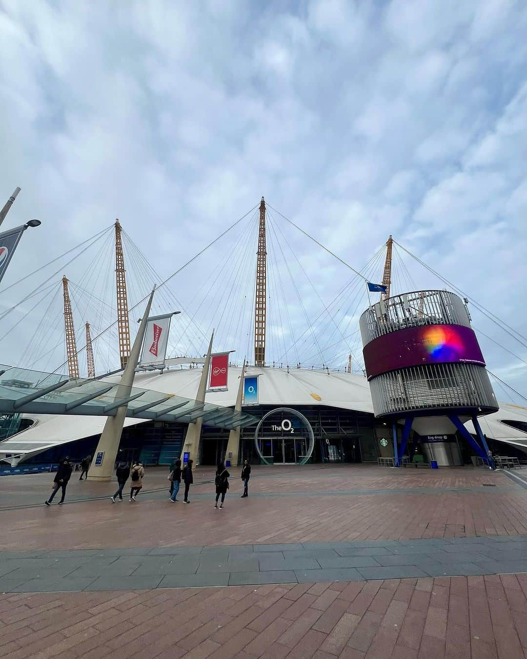 jotipolizoakisさんのインスタグラム写真 - (jotipolizoakisInstagram)「pinch me moment. playing the O2… especially during the holidays. ahhh 🚀」12月26日 19時28分 - jotipolizoakis