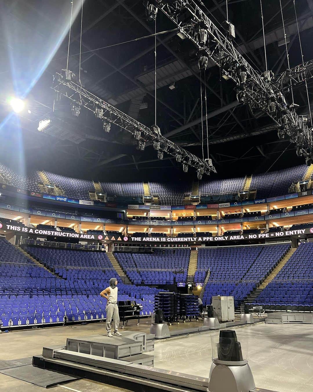 jotipolizoakisのインスタグラム：「pinch me moment. playing the O2… especially during the holidays. ahhh 🚀」