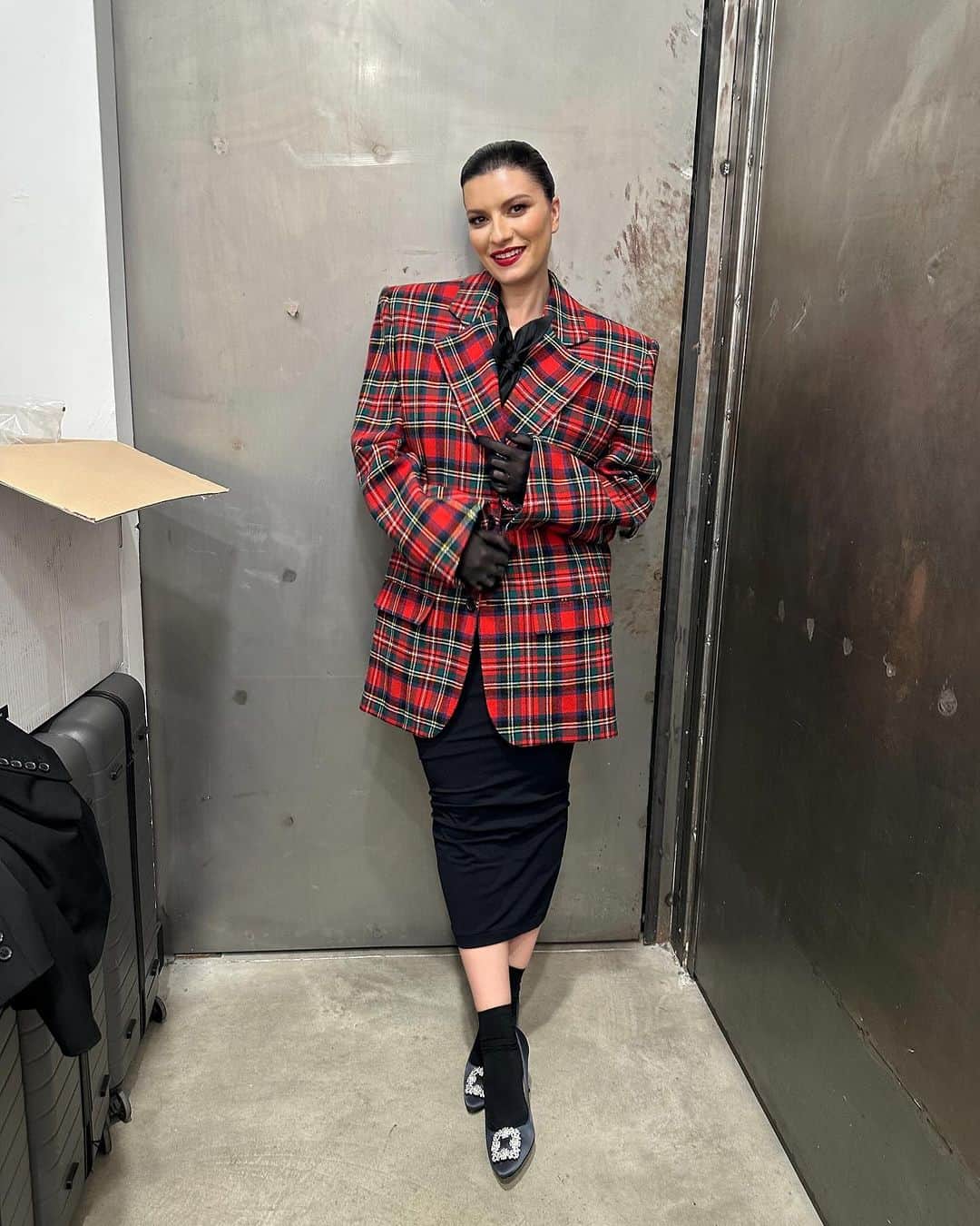 ラウラ・パウジーニのインスタグラム：「EBOLI 1/2 Felice di ricominciare!  Stasera e Domani torno nella mia amata Campania ❤️  #soldout  #laura30worldtour」