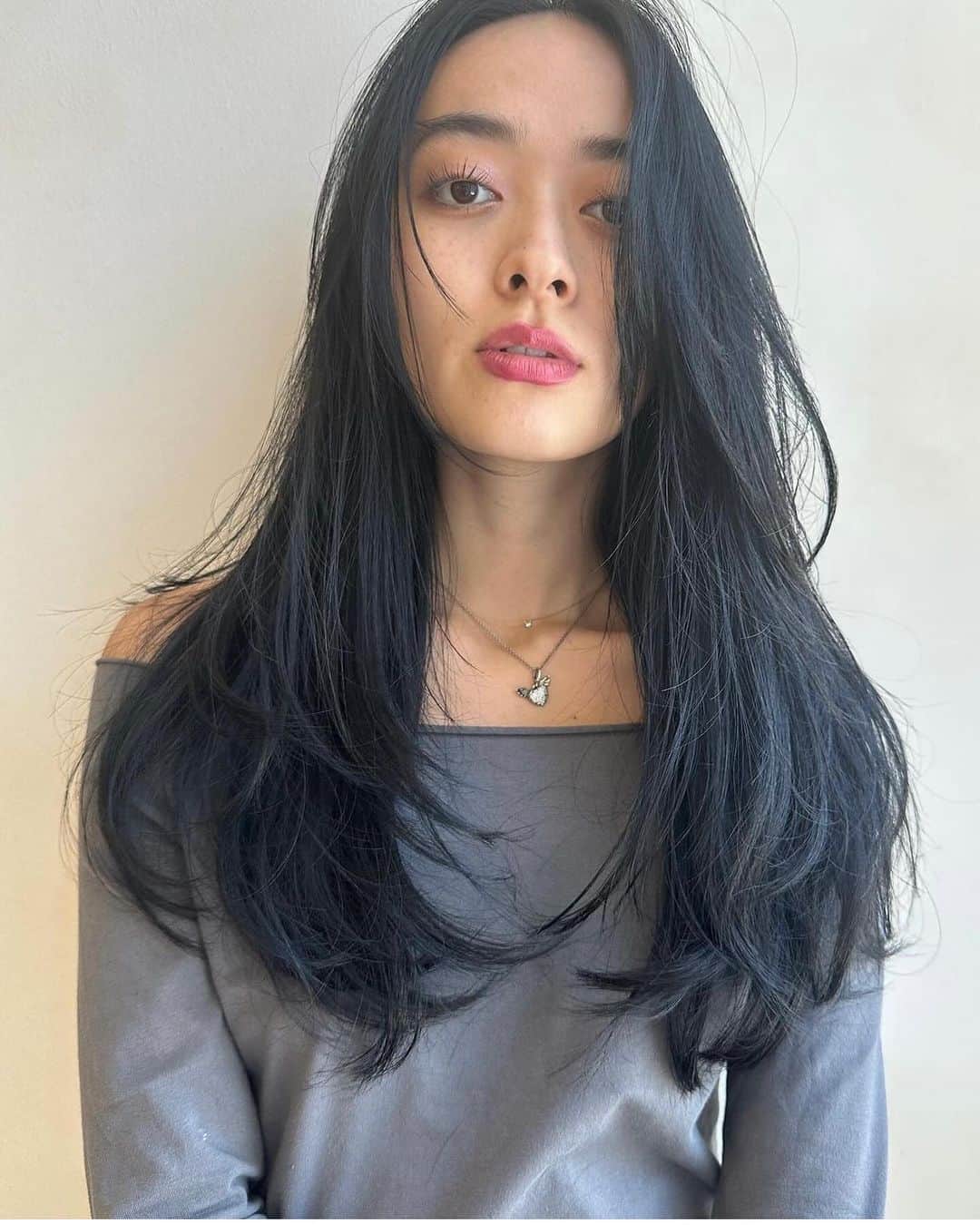 美容室ZACCさんのインスタグラム写真 - (美容室ZACCInstagram)「ロングのレイヤースタイル  髪を内巻きにするパターン、毛先を動かすパターン その日の気分に合わせてスタイリングできます🌿  *「ヘアデザインについて］ 一人ひとりの骨格、輪郭、毛流、生え癖、髪質を見極めてカットをしています。  *［カウンセリングについて］ なりたいイメージの共有やお悩みがあればしっかりとお聞きして相談からして一緒にヘアーを作っていきます！ 普段のライフスタイルにも合わせて施術させていただいてますので何でもご相談下さい☺️  *［再現性について］ コンパクトに扱いやすくなる髪型に、美容室に来けでなく、おうちに帰って自分で可愛くなれる為のサポートをさせていただきます！ 時短かつ簡単でシンプルなスタイリングもご提案します。  *［ヘアケアについて］ 髪質を見極めた上で一人ひとりにあった乾かし方やオイのつけ方などご自身でできるヘアケアを提案します。  保存してカウンセリング時にお見せください🌱  stylist by ZACC vie @5yori3gasuki   ーーーーーーーーーーーーーーーーーーーーーーーーーー 【ご新規様限定📣】 ZACCホームページのweb予約にて初回10%off ✔︎ザック全店ご新規様（表参道、銀座） ✔︎平日のみ対象 ✔︎カット、前髪カットのみ対象外  【price】 カット¥8,250→¥7,425 カット+カラー¥18,150→¥16,335 カット+カラー+トリートメント→¥25,850→¥23,265 その他全メニュー対象です🗣 （カットのみ、前髪カットのみ対象外） ーーーーーーーーーーーーーーーーーーーーーーーーーー 東京都港区北青山3-11-7 Aoビル4F 表参道駅B2出口　徒歩30秒 ☎︎03-5468-5882  #美容室#表参道#zacc#ナチュラルヘア ##レイヤーカット #レイヤースタイル  #レイヤーロング  #ヘアスタイル  #表参道美容室 #ザック#青山美容室 #表参道美容室zacc #顔周りレイヤー #毛流れパーマ #毛流れ美人」12月26日 20時30分 - zacc_hairsalon