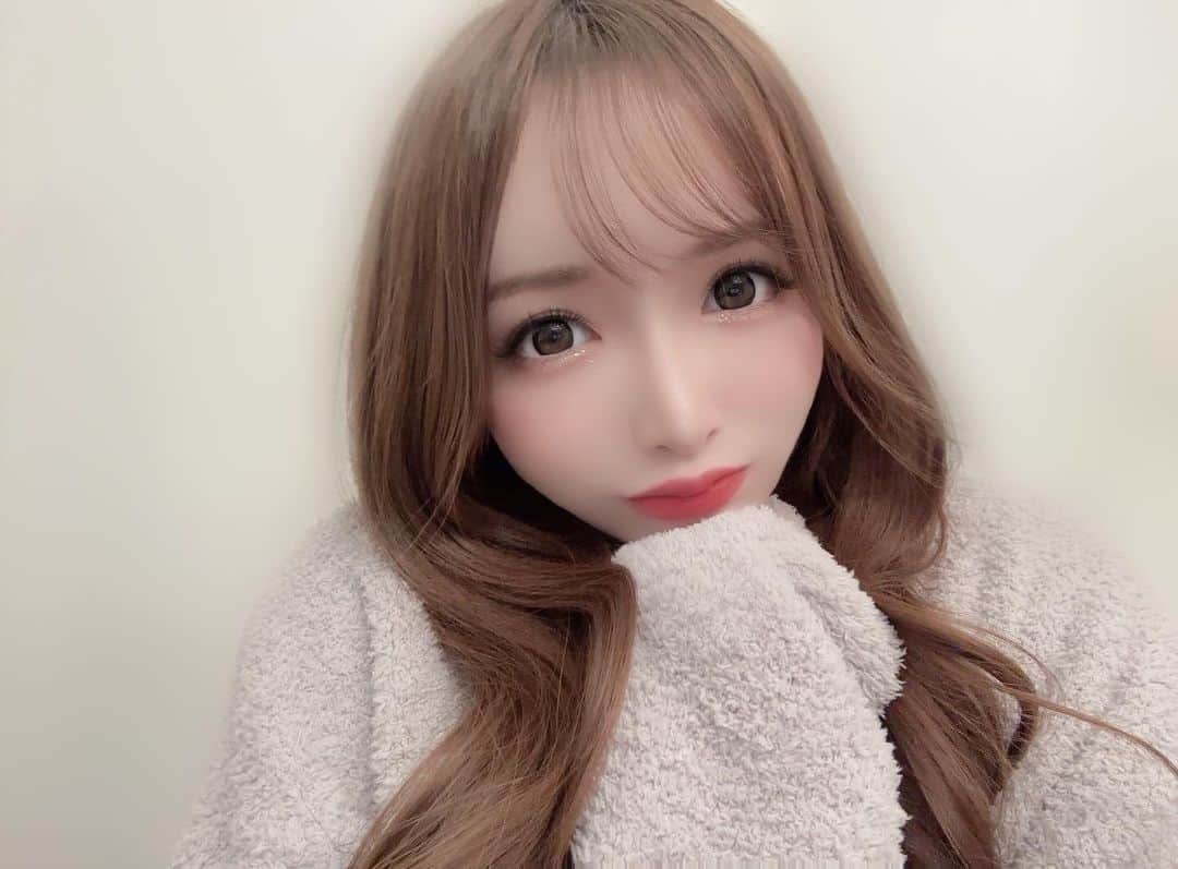 希咲みらいさんのインスタグラム写真 - (希咲みらいInstagram)「年末は26-30日毎日出勤してます🥹🫶  乾燥ひどいから @puremedel_official の ピュアフェイスエッセンスに助けられてます🩶  水を使用しない高純度濃密美容液だよ🎀  #ピュアフェイスエッセンス #美容液 #顔用美容液 #水の配合ゼロ #濃密美容液 #乾燥肌 #エイジングケア #ビタミンC誘導体 #ハイドロキノン2100 #ピュアメデル #puremedel #アンバサダー #無添加コスメ #美容 #美容好きな人と繋がりたい #歌舞伎町 #キャバ嬢 #キャバ #キャバクラ」12月26日 20時57分 - mirai_713
