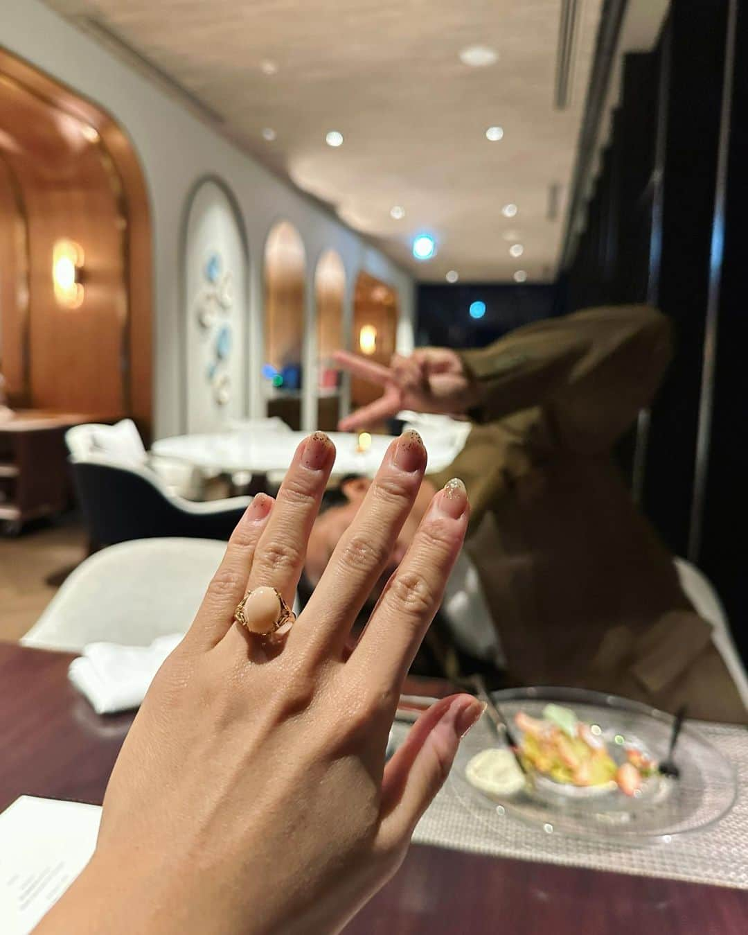 MIHOさんのインスタグラム写真 - (MIHOInstagram)「Yes💍🥀  涙が止まらなくて目の前のわたるくんも泣くもんだから それ見てまた笑いながら泣いちゃった  いつの間にこんなサプライズが出来るようになったの びっくりだよ🥲  そんな忘れられないクリスマスプレゼント🎄🌙 本当に嬉しいありがとう これからもよろしくね🤍  今お祝いのLINE、DMもたくさん頂いてて、、 本当にありがとうございます😭 ちゃんと読んでゆっくりお返事させて頂いてます🙏 いつもありがとうございます😢🌹  #婚約しました#20231225」12月26日 21時25分 - miho61r