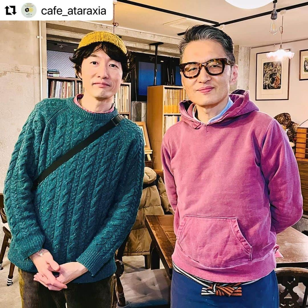 青木慶則さんのインスタグラム写真 - (青木慶則Instagram)「妻のQuinka @qwayig と続けている、すでに4年目のK-MIX（静岡FM）「ハットピンレディオ」。日曜朝5:00-5:55。そのスタートの際に担当していただいていた元K-MIX・久保田克敏さん。今は東京・神保町で「かふぇ あたらくしあ」を営んでいらっしゃいます。映画音楽の勉強から、幼少期に母から教わったクラシックに懐古していっている自分には、たまらない空間でした。SP盤や蓄音機など音響マニアの方にもオススメのカフェです。ハットピン📻、長寿番組を目指しているので、常にリスナー募集中です！Radikoプレミアムなら全国どこからでも好きな時間に聴けますよ〜。嬉しい「ハットピンレディオ誕生秘話」を書いてくださってます。読み応え有り！⬇️  #Repost @cafe_ataraxia with @use.repost ・・・ ミュージシャン 青木慶則氏。  前職時代、青木さんと、奥様でやはりミュージシャンのQuinka, with a Yawn（キンカ ウィズ ア ヨーン）さんとご縁があって、レギュラー番組をいくつかご一緒させていただいていました。  元々はキンカさんのソロ番組を夜の時間帯に長く続けていただいたのですが、キンカさんの出産、子育てもあって番組が終了。  お子さんもだいぶ手が掛からなくなったタイミングで、「今度はご夫婦揃って番組をやりませんか？」と、私がお声がけして始まった『ハットピンレディオ』という番組は、現在も日曜早朝に放送されています。  お二人のご自宅に一度お伺いしたことがあるのですが、音楽が生まれ、そして穏やかな時間が流れる空気に満ちた素敵な空間でした。  radiomanではなくなっても、これからもきっと何かでご一緒できそうなお話もできて嬉しかったのです。  今度は是非キンカさんと息子君とご一緒にお運びください。  #青木慶則 #キンカウィズアヨーン」12月26日 21時43分 - yoshinori.aoki.official