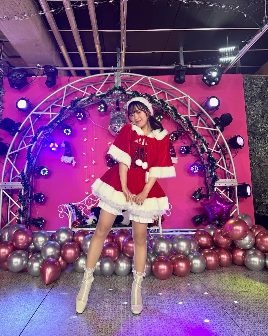 伊藤千由李のインスタグラム：「1日遅れのサンタさん❤️ ⁡ イベント来てくれた皆様☺︎ ありがとうございました！！！ ⁡ #Xmas #サンタコス  #最強の推し #歌えて嬉しすぎた #推し活」