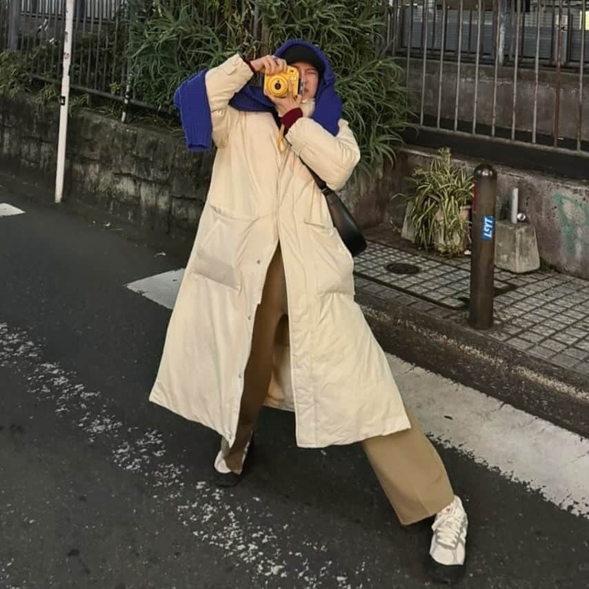 坂本澪香のインスタグラム：「まじで残念ショット、車に注意して今だ！いうてこんな頑張って身引いて撮ったのにチェキは暗いし轢かれそうになるあたり鈍臭いが消えない。お靴かわいいのでちゃらで。 #thebasement  #newbalance」