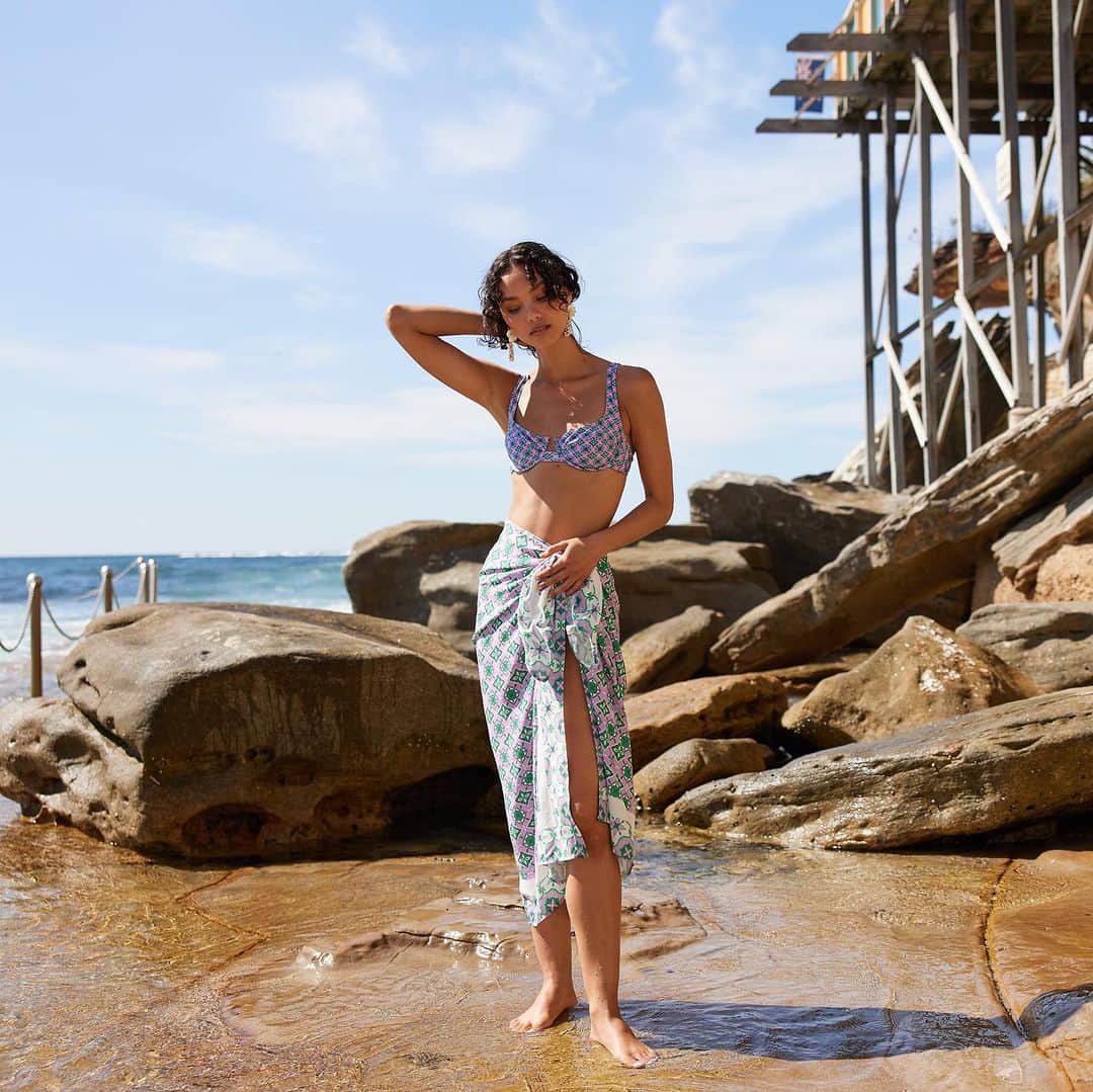 ミンクピンクさんのインスタグラム写真 - (ミンクピンクInstagram)「Make a Splash • Discover the Verano Bikini + Sarong」12月27日 13時09分 - official_minkpink