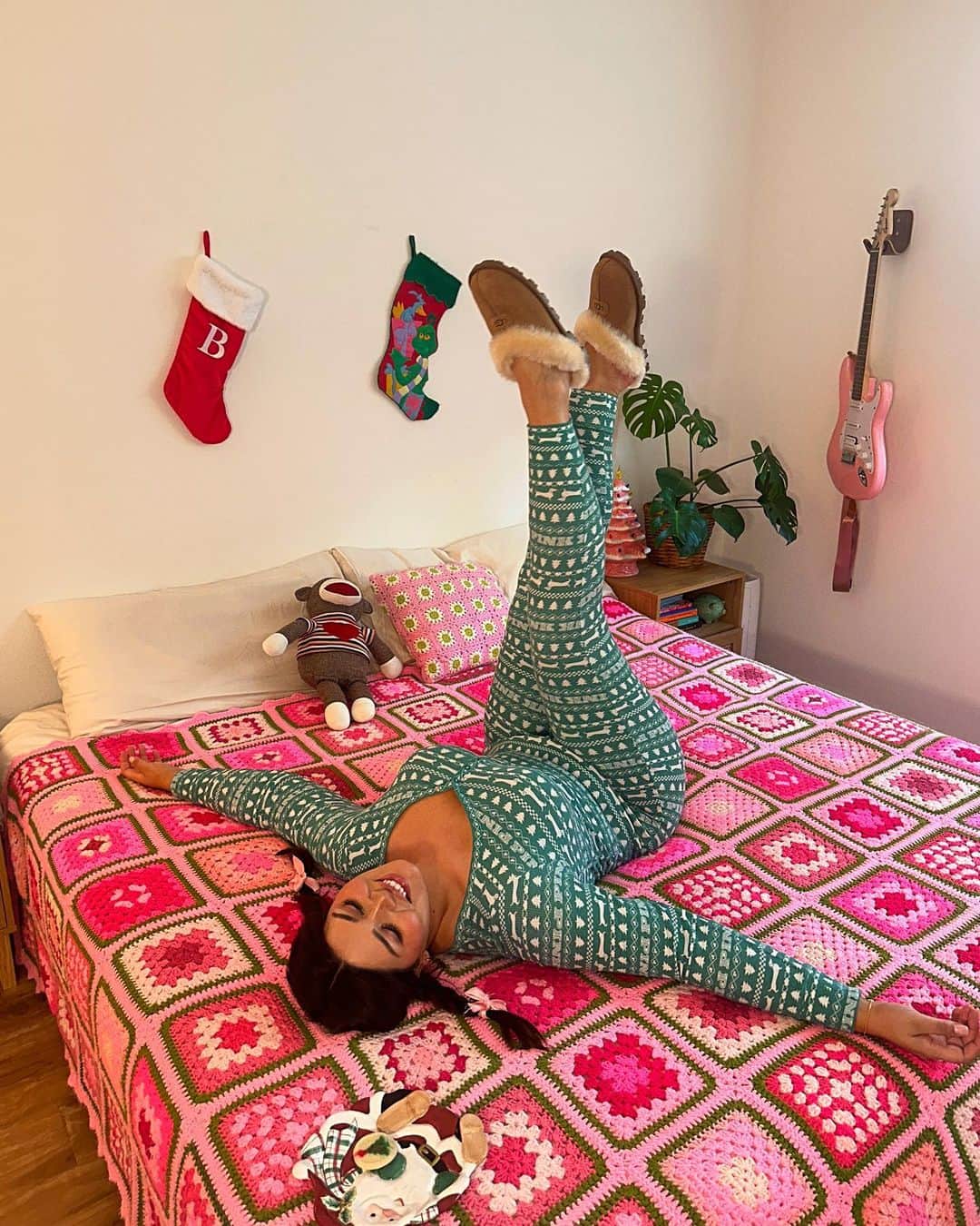 ベラ・ゴールデンのインスタグラム：「Hope you had a Merry Christmas + Santa brought you 𝓮𝓿𝓮𝓻𝔂𝓽𝓱𝓲𝓷𝓰 𝔂𝓸𝓾 𝓬𝓸𝓾𝓵𝓭 𝓮𝓿𝓮𝓻 𝔀𝓲𝓼𝓱 𝓯𝓸𝓻 🎀」