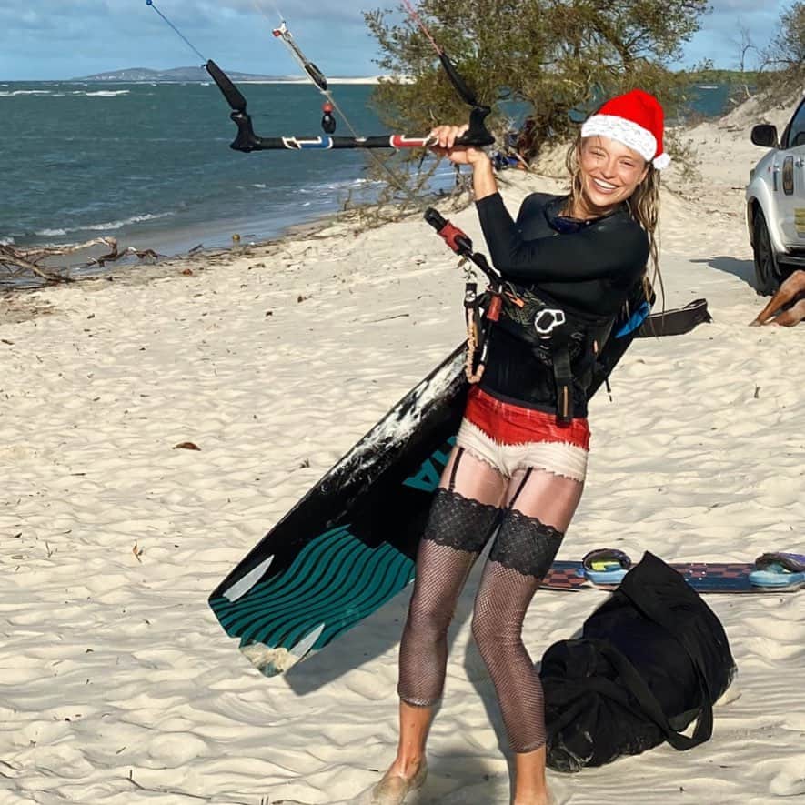 テレザ・カサロヴァのインスタグラム：「FELIZ NATAL ATRASADO DA SENHORA NOEL!!! 🤶 The hat is only fake cuz I lost the real one in the ocean on actual Christmas. Also my sunglasses. Also my water MP3 player… It was also the last day I saw my shoes and shorts. HAHAHA SOME THINGS DO NOT CHANGE EVEN ON SPECIAL DAYS, huh?! 😁😁😁 ANYWAY - I saw TWO TURTLES on Christmas - and one was on TOP of a big wave, which was unreal, wow!!!!! Also I did 50 kilometers that day. Other than missing my perfect baby (😔, hard 10/10. 😍😍😍」
