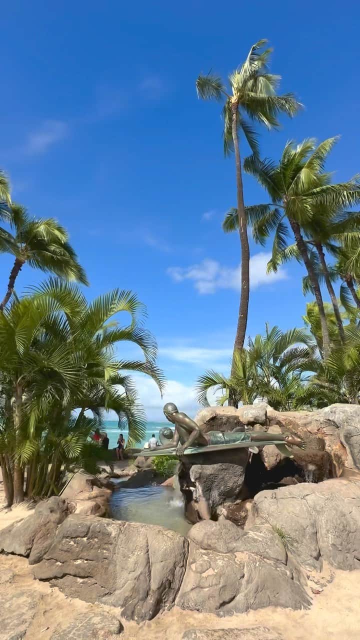 Belle Vie Hawaiiのインスタグラム：「今回はカピオラニ公園近くのバニヤンツリー前から マクア&キラ像近くのクヒオビーチまで カラカウア通りをホロホロ🚶‍♀️🚶🏼  バニヤンツリーの木漏れ日や 白い花を咲かせたプルメリアと風に揺れるヤシの木、 キラキラ光る青い海に癒されます🥰  ＼ベルヴィー店頭全品20%OFFセール／ ワイキキのベルヴィー店頭限定セールです。 ハワイ滞在中の方はお見逃しなく❣️  営業時間: 午前10時〜午後9時　無休  Open Daily 10:00am〜9:00pm Instagram in English  @belleviehawaii.en  #kalakauaave  #waikiki  #ワイキキ散歩  #カラカウア通り  #バニヤンツリー  #プルメリア  #ワイキキビーチ  #ホリデーシーズン  #ハワイ行きたい」