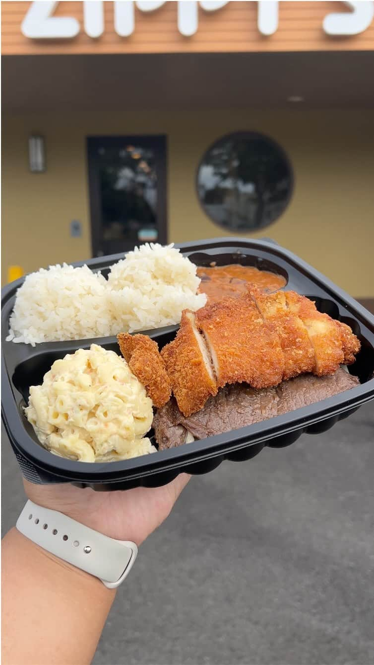 Zippy's Restaurantsのインスタグラム：「What stay in da Mixed Plate? 🤤 Chicken Katsu, Teri Beef, and Chili all together on one plate—guaranteed fo’ make you kanak attack.  Available at all Hawaii locations throughout December. #NextStopZippys」