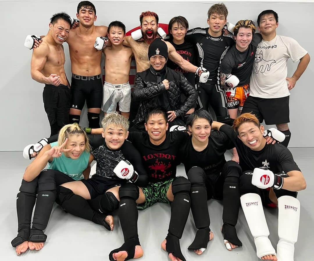 渡辺華奈のインスタグラム：「. 2023年FIGHTER'SFLOWの隼人コーチプロ練終わり。 沢山指導していただいてありがとうございました。 手のかかる選手ですがその分必ずベルト持ってきます！！  こんなに沢山の仲間と練習する日が来ると思わなかった。 チームのおかげでもっと高く飛べる。 みんな沢山沢山ありがとう . そしてみんなで大晦日YUSHIさんを応援してます🔥 Let's go!!!!!!!!!!! . #rizin45  #ファイターズフロー #高田馬場 #格闘技ジム #mma #mmafighter #総合格闘技 #女子格闘家 #筋肉女子」