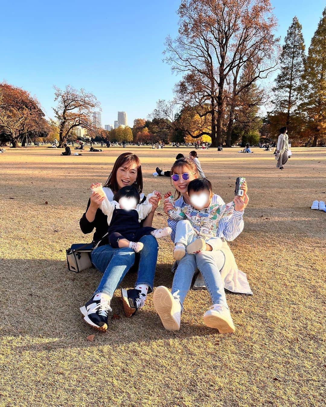 大寺かおりさんのインスタグラム写真 - (大寺かおりInstagram)「ぽかぽか陽気だった日に 守口さん親子と新宿御苑に行ってきました🧡 . ちょうど一年前に行ったときは 息子が1人でよちよち歩きを始めたときで 守口さんは妊婦さんだったので 1年での変化になんだか感慨深いものがありました✨ . おっとり大人しい守口さんの娘ちゃんと とにかくグイグイ攻める私の息子 の構図でした。 . #新宿御苑 #子連れお出かけ #男の子ママ #1y11m」12月27日 22時20分 - kaori_ootera