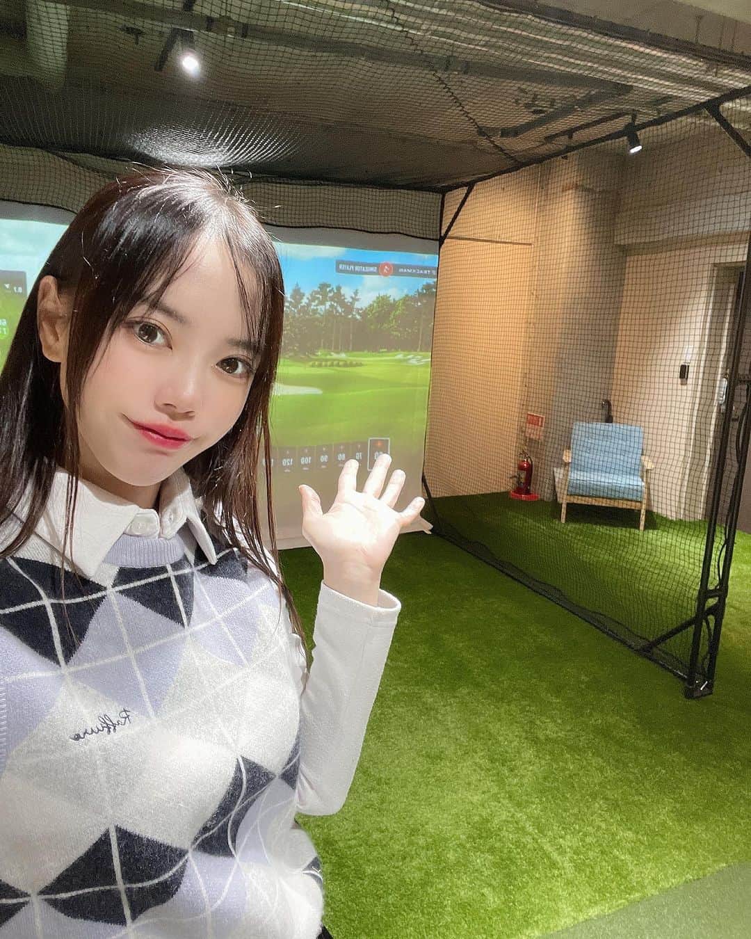 hina2221さんのインスタグラム写真 - (hina2221Instagram)「来年は80台目指したい！！(今は110アベ😢) なので、 @bulletgolf_ryogoku さんに通うことに 決めました♡  決めての理由は 24時間使えて アプローチ練習場とパター練習場もある♡ 都内だと、無人ゴルフ練習場で ここまで広いとこなかなかないよね！！  来年こそ上手くなりたい♡ . . .  #PR#ゴルフ #シミュレーションゴルフ #室内ゴルフ #インドアゴルフ #ゴルフ練習 #TRACKMAN #TRACKMANGOLF #TRACKMANsimulater」12月27日 16時25分 - hina22221