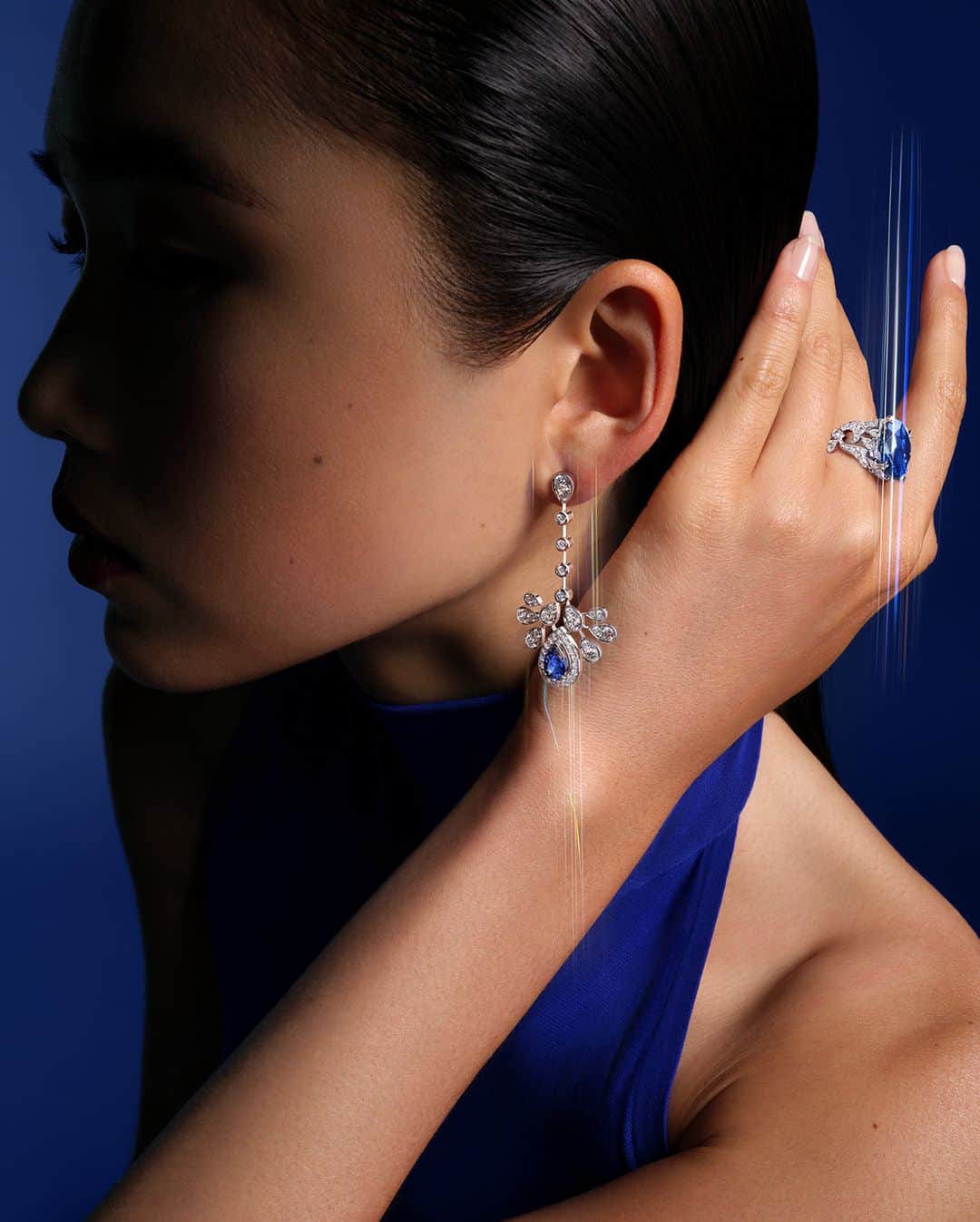 Chaumetのインスタグラム：「Conclude the year with elegance, adorned in our extraordinary High Jewellery masterpieces.⁣ ⁣ #ChaumetCelebrates #ChaumetHighJewellery」