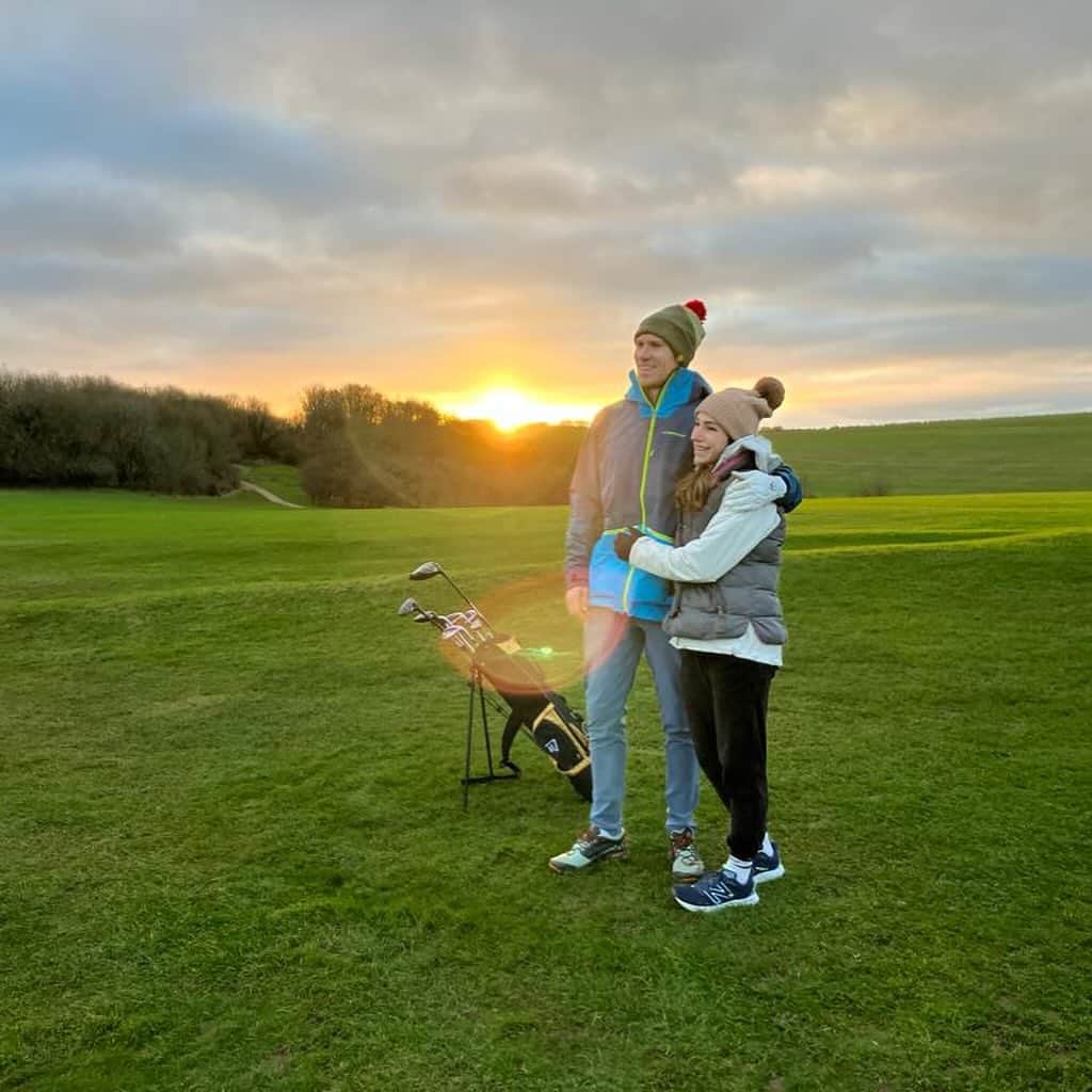 アレックス・パッチシオさんのインスタグラム写真 - (アレックス・パッチシオInstagram)「Life in the UK 🇬🇧 over the past couple weeks!  . Not really a climbing trip, more of good ol’ family time and just letting the body chill.  . The UK does have a lot of rain, BUT I don LOVE it here!  It’s so different to the US as you can feel the richness of the history here.  We have done some beautiful hikes over rolling green hill hides filled with sheep.  We golfed, as one does in England 🏴󠁧󠁢󠁥󠁮󠁧󠁿.  Have rolled round London, even tho I’m not much of a “City Girl” myself I actually REALLY like London! It’s old, a bit gothic and possesses a certain charm. :)  .  We have a bit more time here before heading back to normality with work, training (getting back into shape), and more climbing of course!  . @roap.c  @robinoleary」12月27日 19時27分 - alex_puccio89