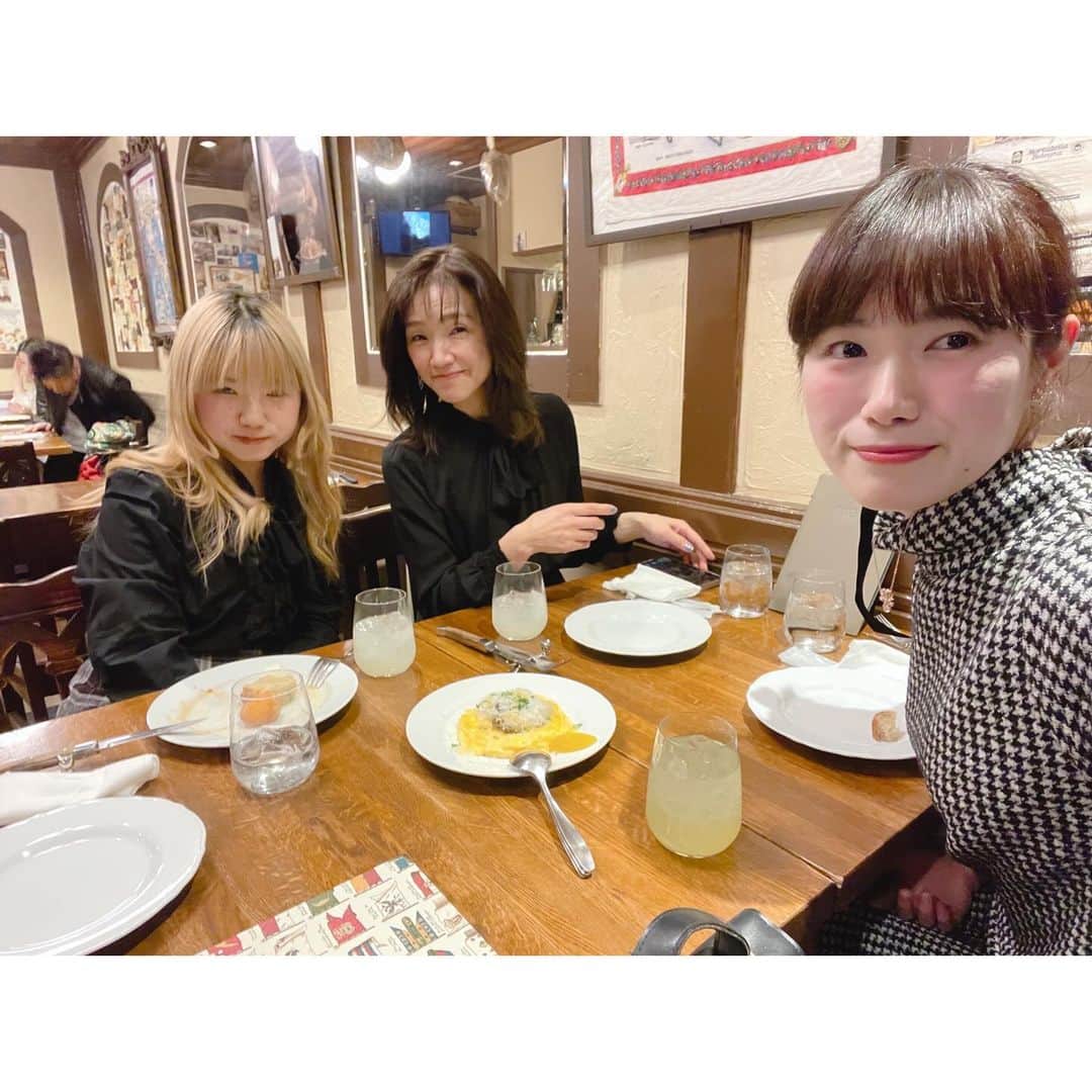 秋乃ゆにさんのインスタグラム写真 - (秋乃ゆにInstagram)「クリスマスがバースデーなマイマム！ また一緒に祝えて良かった👩‍👧‍👧 おめでとう🍾 2人とも愛してる👩🏻🩵  #birthday #christmas #merrychristmas #happybirthday」12月27日 19時51分 - yuniakino