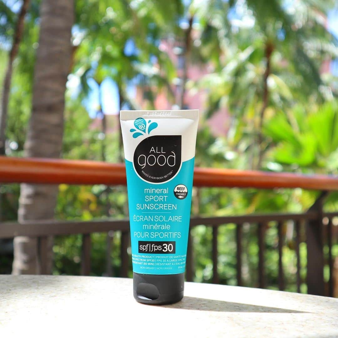 Belle Vie Hawaiiさんのインスタグラム写真 - (Belle Vie HawaiiInstagram)「All good  Mineral Sport Sunscreen SPF30 オールグッド 日焼け止めクリームSPF30  年末年始のお休みで ハワイにお越しになる方も多いのでは？🌴  ご滞在中の必需品となる日焼け止め おススメなのがAll goodのミネラルサンスクリーン☀️  FDA(アメリカ食品医療局)がその安全性と有効性を認証した 非ナノ粒子ミネラルベースの酸化亜鉛は 経皮吸収されずお肌の表面にとどまって 紫外線UVA、UVBをしっかりブロック❗️  無農薬の植物由来成分でできているので 人にはもちろん地球環境にも優しく 敏感肌の方にも安心してお使いいただけほか、 サンゴなどの海洋生物にも悪影響を与えない超優れものです❣️  油分を含まずベタつかないのに なめらかにお肌に馴染みカサつかせないのも嬉しい☺️  80分の耐水性もあるのでビーチでも安心🏖️ ハワイの海を思う存分楽しんでください🤙  ＼ワイキキ店頭限定セール実施中／ 店内全品20%OFF🈹  営業時間: 午前10時〜午後9時　無休 上記以外にも店頭だけのお買い得商品(最大50%オフ)有り 詳しくは店頭でチェックしてください。  Open Daily 10:00am〜9:00pm Instagram in English  @belleviehawaii.en  #sunscreen  #日焼け止め  #サスティナブル  #サンゴに優しい日焼け止め  #オーガニック  #自然派スキンケア  #ハワイで使える日焼け止め」12月28日 7時07分 - belleviehawaii