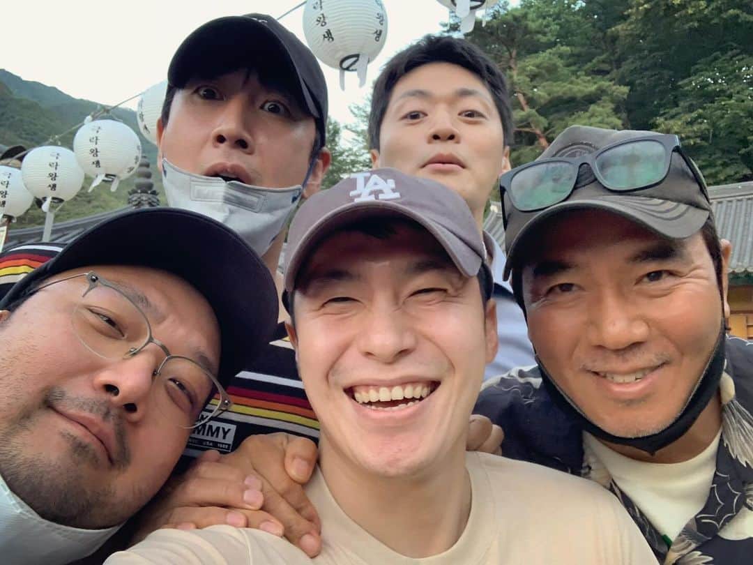イ・ジェウォンのインスタグラム：「. 어딜가든 친동생처럼 날 자랑해주고 늘 내가 더 돋보이게 해주던 형 이젠 편안해지길 바래요 내일봐요」