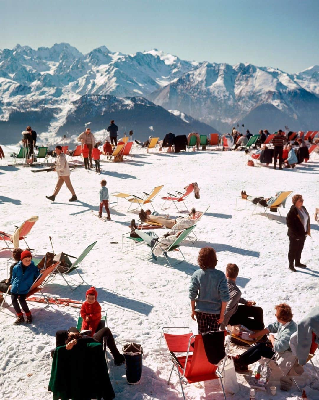 Vogue Parisさんのインスタグラム写真 - (Vogue ParisInstagram)「After summers spent on the Riviera, #SlimAarons flies off to the world's most beautiful ski resorts in winter. From St. Moritz to Gstaad to New Hampshire, here's a look at some of the photographer's vintage snapshots captured on ski trips, which you can view by swiping left and clicking on the link in bio.  Après des étés passés sur la Riviera, Slim Aarons s'envolait, l'hiver, pour les plus belles stations de ski à travers le monde. De St Moritz à Gstaad en passant par le New Hampshire, plein phare sur les clichés vintage du photographe, capturées lors de vacances au ski, en swippant sur la gauche et plus sur le lien en biographie.   #ski #voguefrance」12月28日 0時01分 - voguefrance