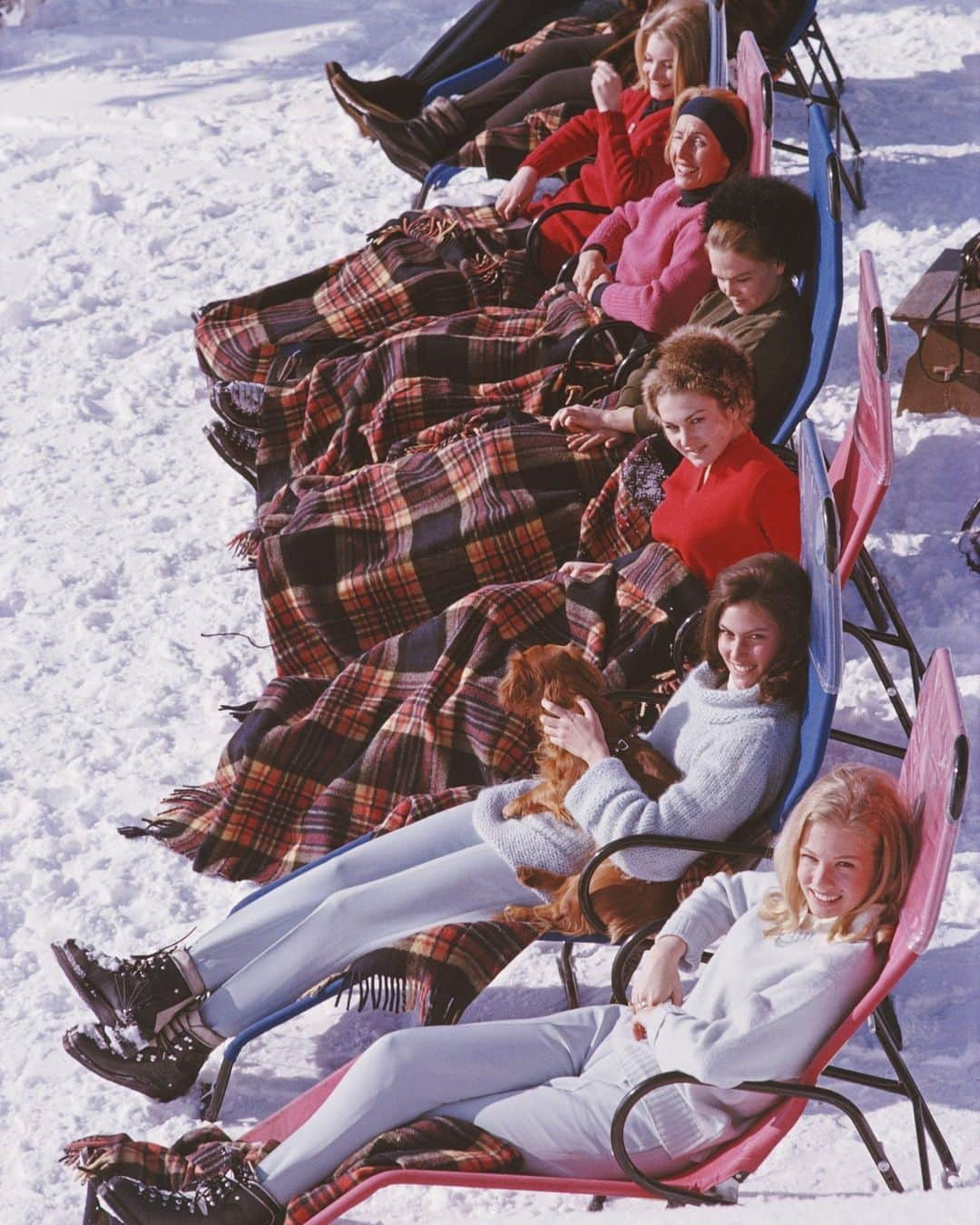 Vogue Parisのインスタグラム：「After summers spent on the Riviera, #SlimAarons flies off to the world's most beautiful ski resorts in winter. From St. Moritz to Gstaad to New Hampshire, here's a look at some of the photographer's vintage snapshots captured on ski trips, which you can view by swiping left and clicking on the link in bio.  Après des étés passés sur la Riviera, Slim Aarons s'envolait, l'hiver, pour les plus belles stations de ski à travers le monde. De St Moritz à Gstaad en passant par le New Hampshire, plein phare sur les clichés vintage du photographe, capturées lors de vacances au ski, en swippant sur la gauche et plus sur le lien en biographie.   #ski #voguefrance」