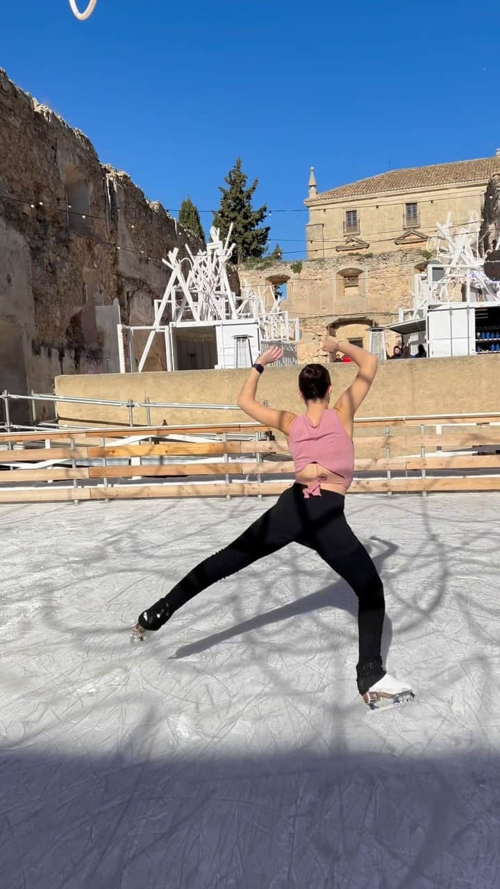 セリア・ロブレドのインスタグラム：「Empezando bien el día 🩷⛸️☀️   #skating #patinaje #patinajesobrehielo #pistadehielo #iceskating #icerink #bic #monasteriodeuclés」