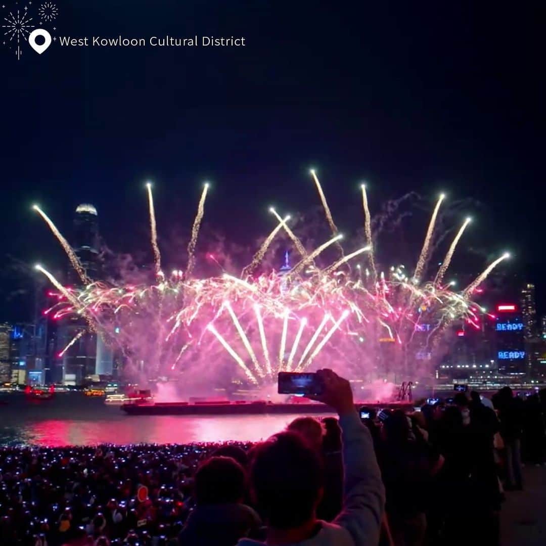 Discover Hong Kongさんのインスタグラム写真 - (Discover Hong KongInstagram)「🎉🌟5, 4, 3... New Year’s Eve is coming! This year’s New Year Countdown Firework Musical will be the biggest and longest ever in Hong Kong🎊. Stretching an impressive 1,300 metres across Victoria Harbour, the spectacle will illuminate the sky for 12 minutes to celebrate the arrival of a new year.​  Head on over to the best vantage points to enjoy the exhilarating New Year’s Eve countdown ambience and the magnificent fireworks display!🔔 ​ 🎆 New Year Countdown Firework Musical​ 📆 Date: 31 December 2023 (Sunday)​ 🕒Time: 12 midnight – 12:12am​  Recommended Vantage Points:​ 📍Tsim Sha Tsui Harbourfront area ​* 📍Avenue of Stars ​* 📍HarbourChill, Wan Chai ​* 📍Golden Bauhinia Square, Wan Chai ​* 📍West Kowloon Cultural District ​* 📍East Coast Park Precinct, North Point ​* 📍Central Harbourfront area * 📍Kwun Tong Waterfront Promenade 📍Cha Kwo Ling Promenade 📍Kai Tak Sky Garden  * Sound systems will also be set up at these vantage points to allow the audience to fully enjoy the firework music.  🔗 The full New Year countdown spectacle will also be broadcast live on HKTB’s Discover Hong Kong website, Facebook page, and YouTube channel, as well as ViuTV (Channel 99). Visit bit.ly/3RhVRHw for more details.  🎉🌟5、4、3⋯⋯話咁快就到除夕！今年除夕嘅「跨年倒數」煙花音樂匯演，係香港史上面積最大、歷時最長嘅一次🎊，喺維港上空延綿1,300米，歷時12分鐘，實在令人翹首企盼！ ​ 想欣賞咁壯麗嘅煙花匯演，誠意推薦大家親臨以下最佳觀賞地點，一齊感受熱鬧嘅除夕倒數氣氛！​🔔  🎆「跨年倒數」煙花音樂匯演​ 📆 日期：2023年12月31日（星期日）​ 🕒 時間：12月31日午夜12:00至約12:12​  【觀賞煙花最佳位置】​ 📍尖沙咀沿海一帶 * 📍尖沙咀星光大道​ * 📍灣仔HarbourChill海濱休閒站​ * 📍灣仔金紫荊廣場​ * 📍西九文化區​ * 📍北角東岸公園主題區​ * 📍中環海濱 * 📍觀塘海濱花園 📍茶果嶺海濱公園 📍啟德空中花園  *觀賞地點設置音響系統，配合煙花匯演  🔗到時我哋嘅官網、Facebook專頁、YouTube頻道同ViuTV 99台亦會全程直播，同你一齊倒數！了解更多煙花音樂匯演詳細資料：https://bit.ly/46PWvS5   #香港跨年倒數 #HongKongNewYearCountdown #HelloHongKong #DiscoverHongKong」12月28日 0時18分 - discoverhongkong