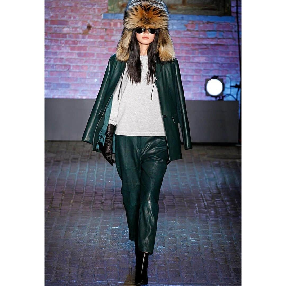 カット25のインスタグラム：「“Indulging in the sheer allure of the Taylor deep green leather jacket, harmoniously paired with matching leather pants, a tastefully distressed gray sweatshirt, chic python gloves, and a striking silver fox oversized hat. This ensemble impeccably captures the essence of Yigal Azrouel’s runway masterpiece—a testament to modern at its finest. #YigalAzrouel #FashionForward #MadeInNY” @voguerunway」