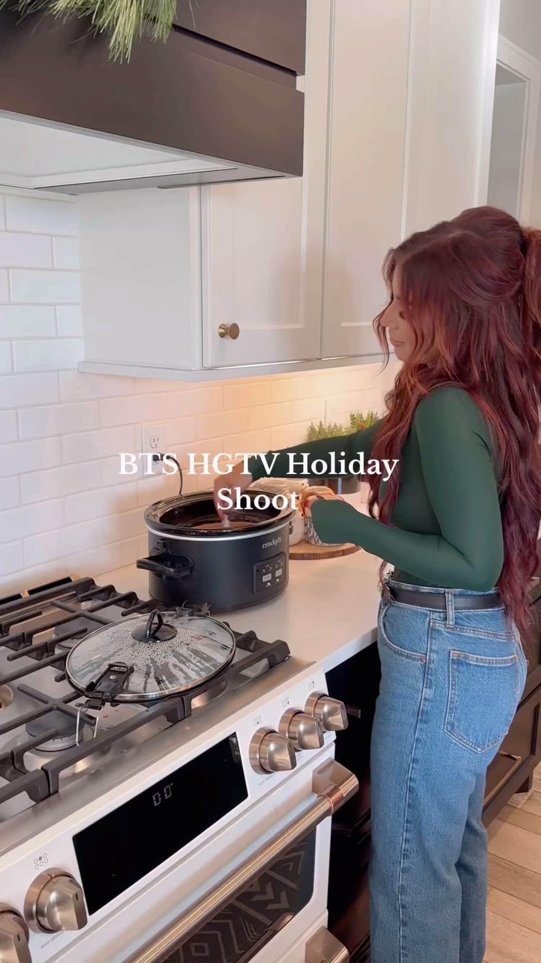 Chelsea Houskaのインスタグラム：「BTS HGTV Holiday Shoot 🖤」