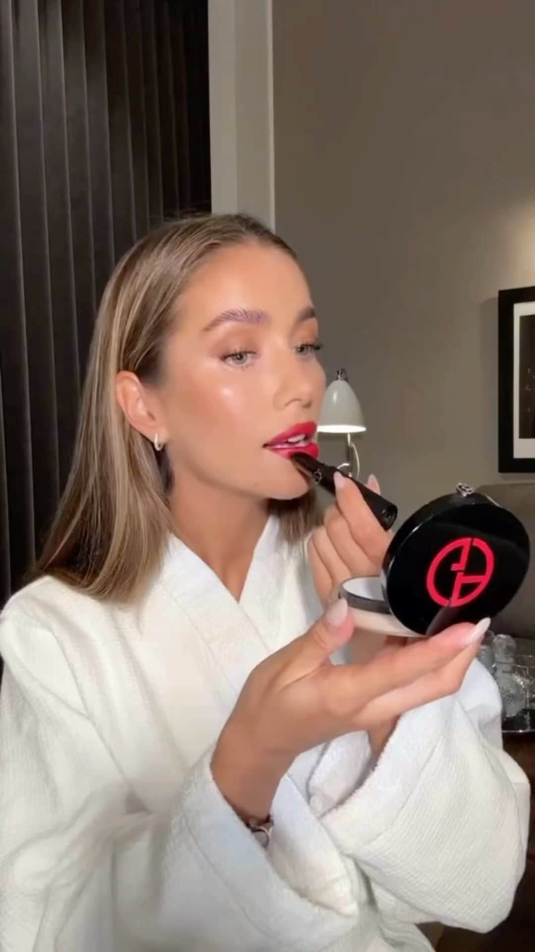 Armani Beautyのインスタグラム：「Red lip radiance. @emilietommerberg creates a luminous evening look with the long-lasting LUMINOUS SILK CONCEALER and irridescent LUMINOUS SILK GLOW FUSHION POWDER, perfectly complemented by a bold LIP POWER MATTE.   Recreate the look: - LUMINOUS SILK CONCEALER in shade 4.5 - EYES TO KILL CLASSICO MASCARA - POWER FABRIC+ SETTING POWDER in shade 0 - LUMINOUS SILK GLOW FUSHION POWER in shade 8 - LIP POWER MATTE in shade 400  #Armanibeauty #Armanibeauties #LuminousSilk #EyeTint #EyesToKill #ArmaniLipPower #RedLip」