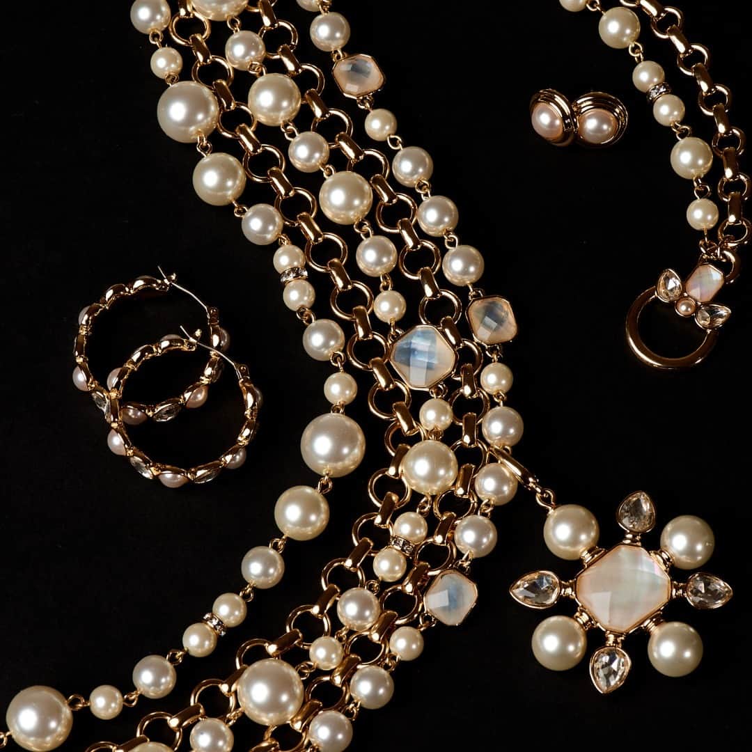アンクラインのインスタグラム：「Channel winter radiance with Anne Klein's statement jewelry. Find your new favorite gems on our site!  Looking to save more? Become #AnneInsider」