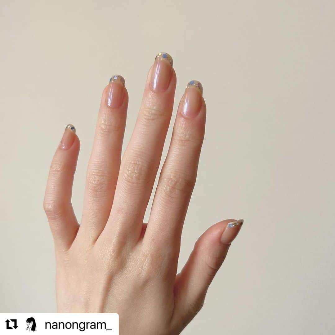 【PLANET NAIL（プラネット ネイル）】公式さんのインスタグラム写真 - (【PLANET NAIL（プラネット ネイル）】公式Instagram)「✰✰✰✰✰✰✰✰✰✰✰✰ PLANET Girl🪐 @nanongram_ さま♡  お洒落番長ナノンさん✨ アルタイルとヌーディアースを使った 降り積もる雪をイメージしたフレンチ❄️❄️❄️ ストーリー性までもがお洒落だわ😍😍😍  ナノンさんが仰る通り パープルとブルーのラメが 指先にちょこんとのるだけで とっても可愛いのです🩷 ほんと塗った人にしかわからない この可愛さったら🥺✨  ぜひぜひみなさまもフレンチ 楽しんでみてください♡ ━━━━━━━━━━━ 先週北の地方では急に雪が降り始めましたね⛄️ 今回は指先に雪が積もっているようなフレンチネイル❄️ ベースもフレンチもオールPLANETNAIL！  ••┈┈••✼••┈┈••✼••┈┈••✼••┈┈••✼ 使用カラー @planet.jp   ベース #plh01  #ヌーディアース  肌なじみの良いハードナー。今回は3度塗りしています！ オフィスネイルにもオススメです☺️  フレンチ部分 #plb32  #アルタイルの時光  5種類のラメがぎゅっと詰まっています。 パープルとブルーの大きめなラメが魅力的…💜💙  #ネイル #セルフネイル #planetnail #フレンチネイル #ラメフレンチ #セルフネイル部 #ネイル好きさんと繋がりたい #セルフネイラー #セルフネイラーさんと繋がりたい #簡単ネイル #ウィンターネイル #nail #planetgirl」12月28日 9時57分 - planet.jp