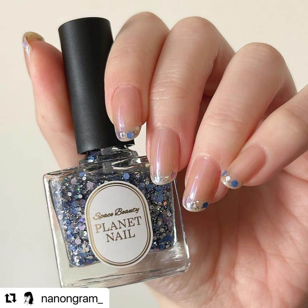 【PLANET NAIL（プラネット ネイル）】公式さんのインスタグラム写真 - (【PLANET NAIL（プラネット ネイル）】公式Instagram)「✰✰✰✰✰✰✰✰✰✰✰✰ PLANET Girl🪐 @nanongram_ さま♡  お洒落番長ナノンさん✨ アルタイルとヌーディアースを使った 降り積もる雪をイメージしたフレンチ❄️❄️❄️ ストーリー性までもがお洒落だわ😍😍😍  ナノンさんが仰る通り パープルとブルーのラメが 指先にちょこんとのるだけで とっても可愛いのです🩷 ほんと塗った人にしかわからない この可愛さったら🥺✨  ぜひぜひみなさまもフレンチ 楽しんでみてください♡ ━━━━━━━━━━━ 先週北の地方では急に雪が降り始めましたね⛄️ 今回は指先に雪が積もっているようなフレンチネイル❄️ ベースもフレンチもオールPLANETNAIL！  ••┈┈••✼••┈┈••✼••┈┈••✼••┈┈••✼ 使用カラー @planet.jp   ベース #plh01  #ヌーディアース  肌なじみの良いハードナー。今回は3度塗りしています！ オフィスネイルにもオススメです☺️  フレンチ部分 #plb32  #アルタイルの時光  5種類のラメがぎゅっと詰まっています。 パープルとブルーの大きめなラメが魅力的…💜💙  #ネイル #セルフネイル #planetnail #フレンチネイル #ラメフレンチ #セルフネイル部 #ネイル好きさんと繋がりたい #セルフネイラー #セルフネイラーさんと繋がりたい #簡単ネイル #ウィンターネイル #nail #planetgirl」12月28日 9時57分 - planet.jp