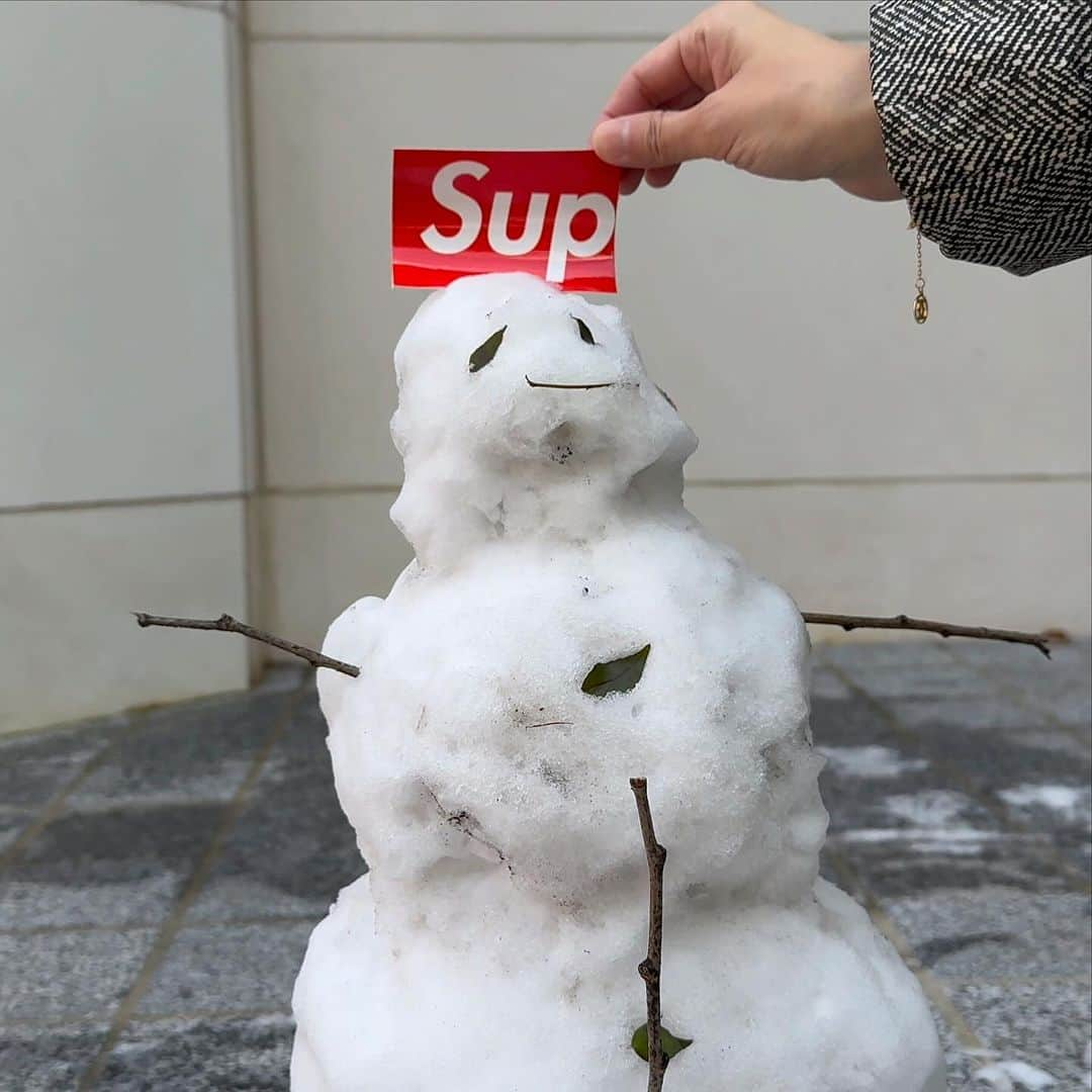 来栖あつこさんのインスタグラム写真 - (来栖あつこInstagram)「⛄️☃️⛄️  狎鴎亭ロデオのsupremeで出会った 溶けかけた雪だるま。  東京はまだ雪降ってないよね？🙄 初雪は来年かしら？？  #狎鴎亭　#狎鴎亭ロデオ  #韓国　#Seoul #韓国旅行　 #atsukokurusu #来栖あつこ #アヒル口 #雪だるま #supreme_korea #supreme」12月28日 10時11分 - atsukokurusu