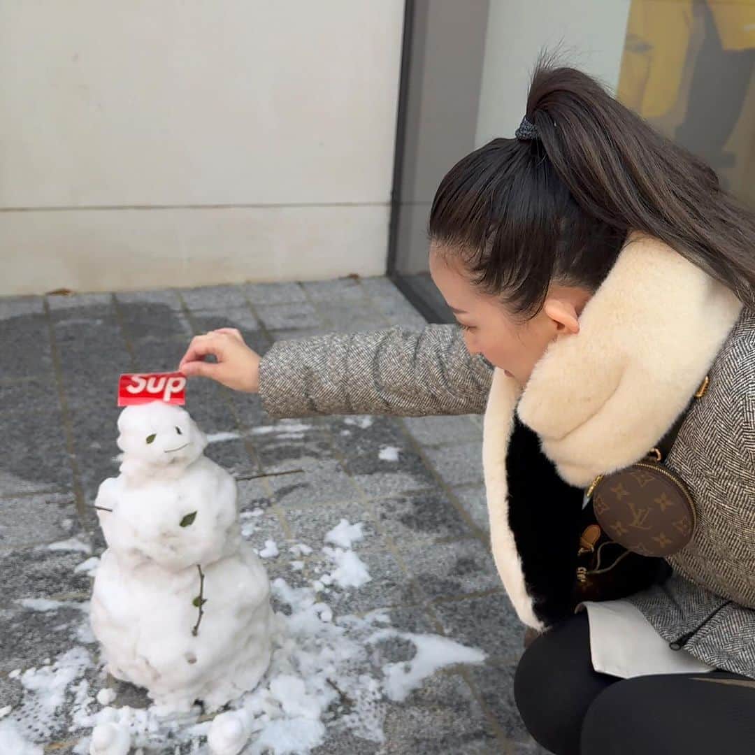 来栖あつこのインスタグラム：「⛄️☃️⛄️  狎鴎亭ロデオのsupremeで出会った 溶けかけた雪だるま。  東京はまだ雪降ってないよね？🙄 初雪は来年かしら？？  #狎鴎亭　#狎鴎亭ロデオ  #韓国　#Seoul #韓国旅行　 #atsukokurusu #来栖あつこ #アヒル口 #雪だるま #supreme_korea #supreme」