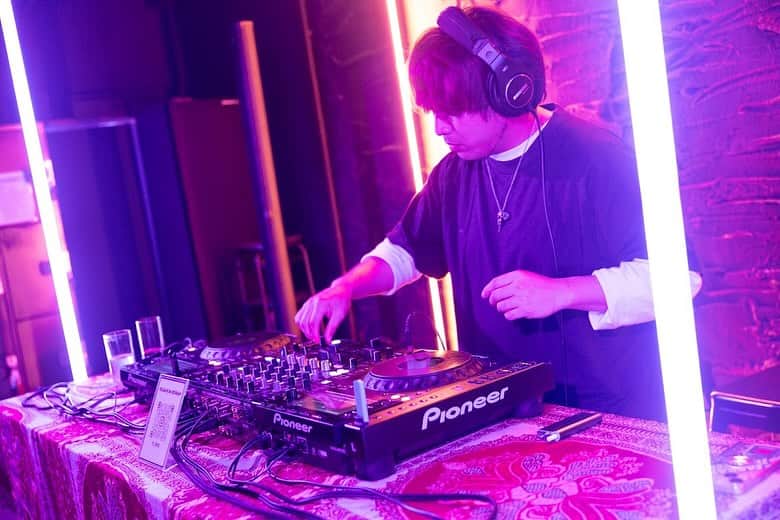 井澤惇のインスタグラム：「DJのおかげで最近音楽聴くのが楽しいです  photo by @you_camera_」