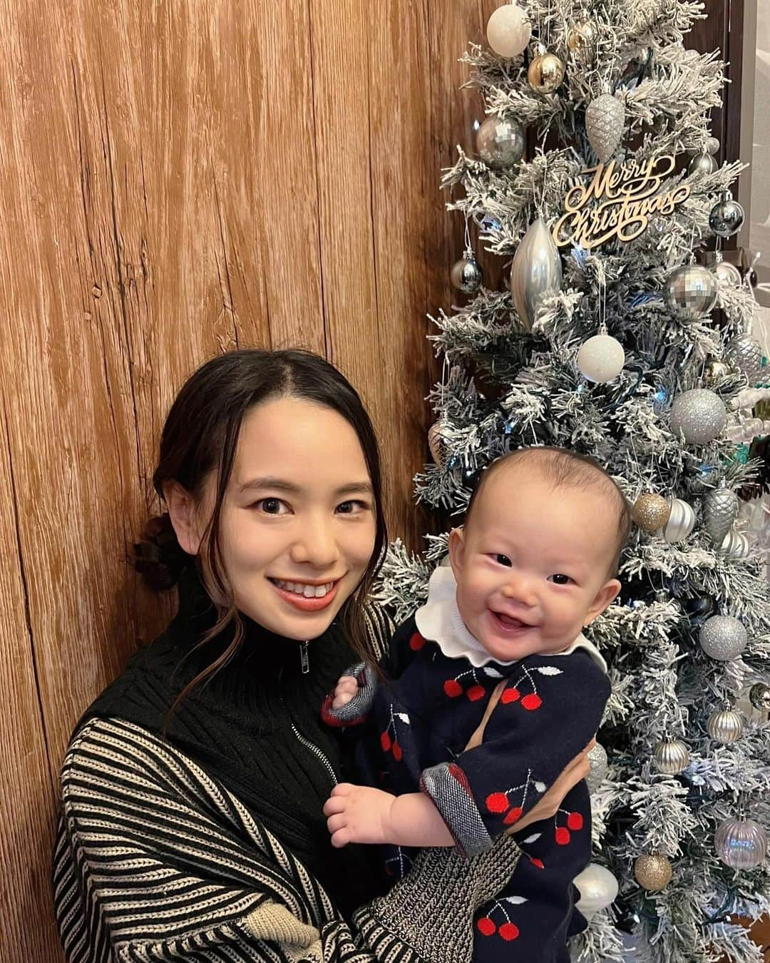 TANAKA SAKi 田中紗貴のインスタグラム：「⋆ 時差投稿w クリスマス余韻🎄 去年はクリスマスに 妊娠報告の投稿したのに お腹にいた子と写真が撮れてる🤰💕 １年はやいー！！ ⁡ ⁡ 一気に年末感！ 全ママ&パパ冬休み育児 がんばりましょー👻🌼 ⁡ ⁡ ⁡ ⁡ #クリスマス#生後半年#生後６ヶ月 #末っ子長女#兄達は写真拒否#母泣ける← #三児育児#三児ママ#ママモデル #モデル#田中紗貴」