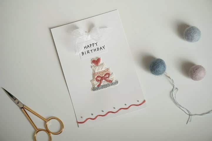 kozue._.picさんのインスタグラム写真 - (kozue._.picInstagram)「. . 今年も紙刺繍の お誕生日カードを作りました𓂃𓏸𓈒𓂂 . 去年、はじめて挑戦して楽しくて… 今年はリボンや刺繍したものを貼り付けて、 やってみたい事をたくさん詰め込んだカードになりました。ちょっと、ごてごて！笑 . 最近はスマホばかりで文字を書くことが少なくなったけれど、娘のお手紙ブームをきっかけに言葉を文字にするっていいなと改めて感じているところです𓂃𓈒𓂂 . . . #シンプルな暮らし#持ちすぎない暮らし#持たない暮らし#ミニマリスト#すっきり暮らす#季節を楽しむ#丁寧な暮らし#子どものいる暮らし#こどもと暮らす#シンプルライフ#お誕生日#バースデーカード#手作り#紙刺繍#５歳#女の子のママ」12月28日 13時52分 - kozue._.pic