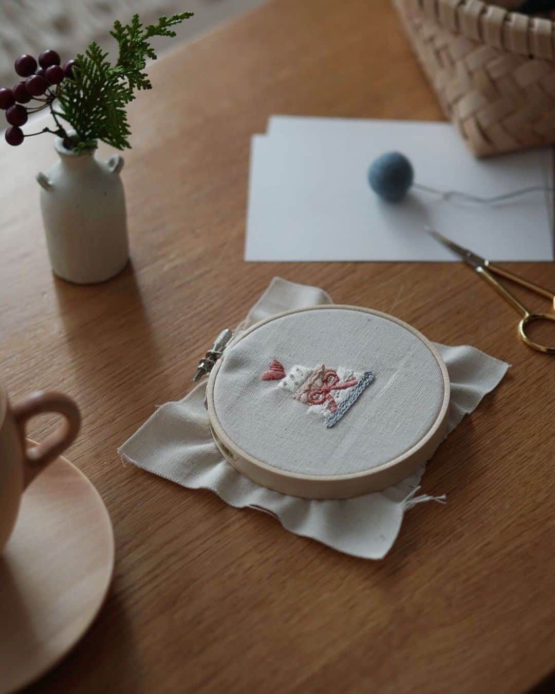 kozue._.picのインスタグラム：「. . 刺繍枠の状態がとっても好きなので、 こちらの写真も𓂃𓏸𓈒𓂂 . . . #シンプルな暮らし#持ちすぎない暮らし#持たない暮らし#ミニマリスト#すっきり暮らす#季節を楽しむ#丁寧な暮らし#子どものいる暮らし#こどもと暮らす#シンプルライフ#お誕生日#紙刺繍#刺繍#手作り#バースデーカード」