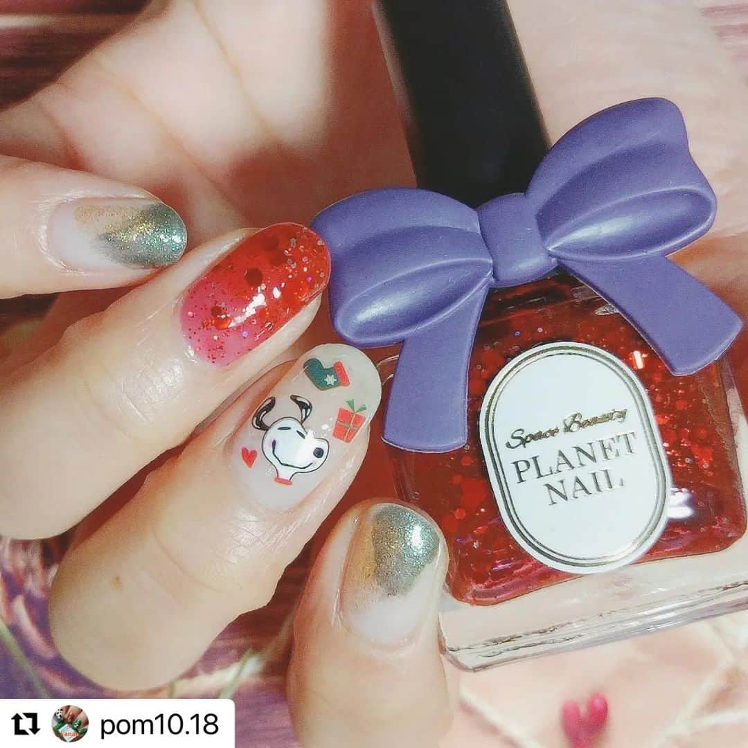 【PLANET NAIL（プラネット ネイル）】公式さんのインスタグラム写真 - (【PLANET NAIL（プラネット ネイル）】公式Instagram)「✰✰✰ ━━━━━━━━━ @pom10.18さま♡  PLANETNAIL ラメネイル PLB12 隠されたリオの真実 を使ったクリスマスwithスヌーピー のネイルデザインご紹介 ありがとうございます😍✨  pomさんわかります😳 私も毎回リオを塗る時 いちご味キャンディとか いちごジャムに見えるんです🍓 だから塗るだけでテンションあがっちゃう♡  ぜひみなさまもまねっこしてみてください✨ ━━━━━━━━━━━  スヌーピーのクリスマスネイル🎄  プラネットネイルのフォトコンテストでいただいた赤いラメを使いました❣️ 絶対クリスマスシーズンに使いたかったんだよな〜🥳 それはそうと、『隠されたリオの真実』ってネーミング、どゆこと…？ 意味深すぎる。  爪先に向かってグラデーションっぽく重ねて塗りました。 赤が濃ゆ〜くて海外のお菓子のいちご味キャンディーみたい🤩🍓(伝われ) あんまり目立たせられなかったけど、ハートのホロが入ってて可愛いです❤️  プラネットネイルって個性的な大きめラメが多いんですが、こういうのって少しずつ端から浮いてきて気になることが多いのに、プラネットネイルだとほとんどそれがなくてビックリ。 普通に塗っただけでホロが良い感じに埋め込まれるからストレスフリー💖  スヌーピーシールでポップなクリスマスネイルに♡ マフラーしてるのが可愛すぎる〜🧣💕  【使用アイテム】  #プラネットネイル ネイルポリッシュPLAC 12 #隠されたリオの真実 (@planet.jp )  #ディアエー #シャインオンミーネイルカラー SE23 Dewy Jasmine (@dear.a_japan_official )  #ネイルホリック リミテッドカラー GD057 ジングルベル GR732 12月25日 (@nailholic_kose )  ☆  スヌーピーネイルシール (Qoo10で購入)  クリスマスネイルシール  ☆  #クリスマスネイル　#スヌーピーネイル　#キャラクターネイル　#キャラネイル　#赤ネイル　#ラメネイル　#グラデーションネイル　#塗りかけネイル　#冬ネイル　#NAILHOLIC　#ドクターエルシア　#セルフネイル　#ポリッシュ　#マニキュア　#セルフネイラーさんと繋がりたい　#ネイル好きな人と繋がりたい」12月28日 14時31分 - planet.jp