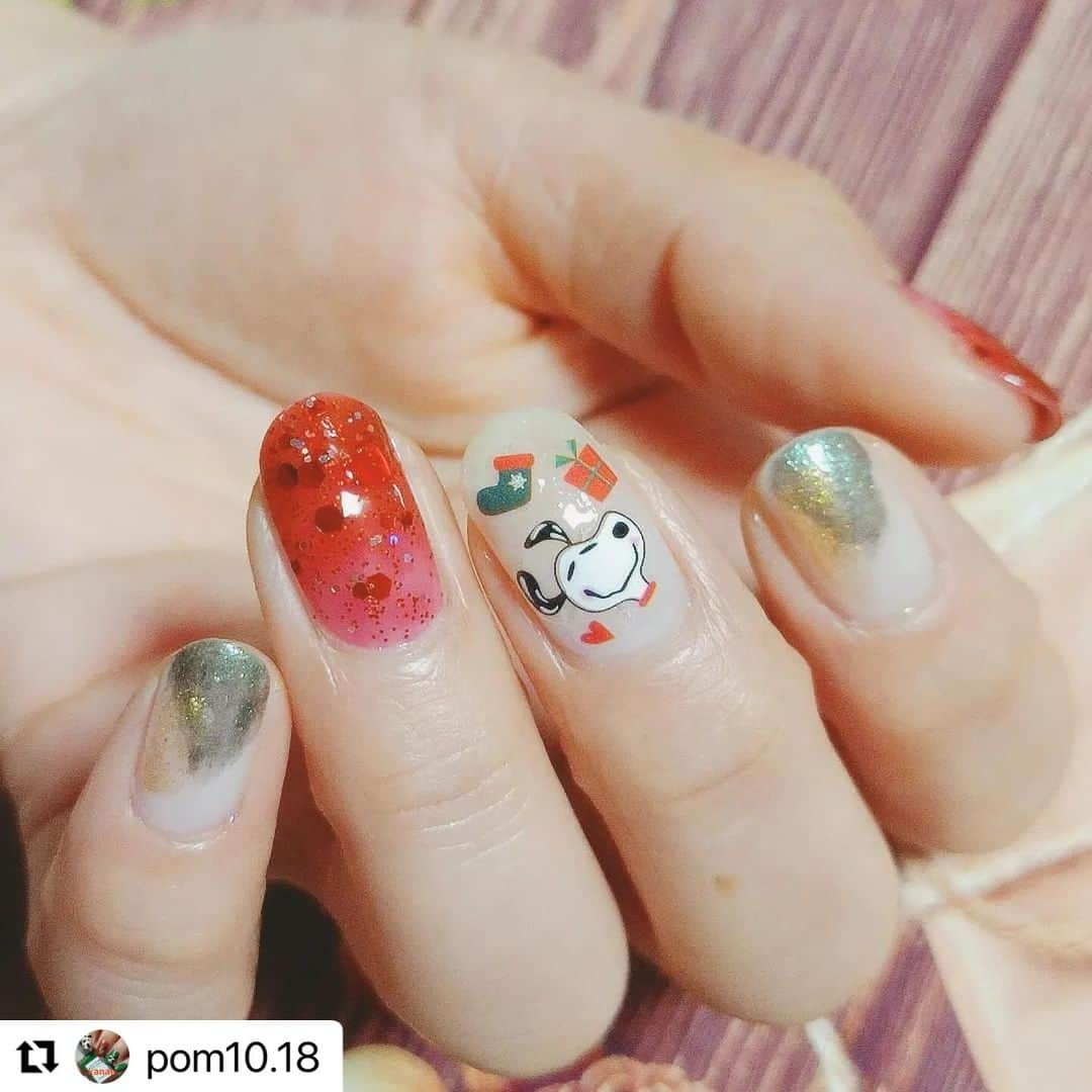 【PLANET NAIL（プラネット ネイル）】公式さんのインスタグラム写真 - (【PLANET NAIL（プラネット ネイル）】公式Instagram)「✰✰✰ ━━━━━━━━━ @pom10.18さま♡  PLANETNAIL ラメネイル PLB12 隠されたリオの真実 を使ったクリスマスwithスヌーピー のネイルデザインご紹介 ありがとうございます😍✨  pomさんわかります😳 私も毎回リオを塗る時 いちご味キャンディとか いちごジャムに見えるんです🍓 だから塗るだけでテンションあがっちゃう♡  ぜひみなさまもまねっこしてみてください✨ ━━━━━━━━━━━  スヌーピーのクリスマスネイル🎄  プラネットネイルのフォトコンテストでいただいた赤いラメを使いました❣️ 絶対クリスマスシーズンに使いたかったんだよな〜🥳 それはそうと、『隠されたリオの真実』ってネーミング、どゆこと…？ 意味深すぎる。  爪先に向かってグラデーションっぽく重ねて塗りました。 赤が濃ゆ〜くて海外のお菓子のいちご味キャンディーみたい🤩🍓(伝われ) あんまり目立たせられなかったけど、ハートのホロが入ってて可愛いです❤️  プラネットネイルって個性的な大きめラメが多いんですが、こういうのって少しずつ端から浮いてきて気になることが多いのに、プラネットネイルだとほとんどそれがなくてビックリ。 普通に塗っただけでホロが良い感じに埋め込まれるからストレスフリー💖  スヌーピーシールでポップなクリスマスネイルに♡ マフラーしてるのが可愛すぎる〜🧣💕  【使用アイテム】  #プラネットネイル ネイルポリッシュPLAC 12 #隠されたリオの真実 (@planet.jp )  #ディアエー #シャインオンミーネイルカラー SE23 Dewy Jasmine (@dear.a_japan_official )  #ネイルホリック リミテッドカラー GD057 ジングルベル GR732 12月25日 (@nailholic_kose )  ☆  スヌーピーネイルシール (Qoo10で購入)  クリスマスネイルシール  ☆  #クリスマスネイル　#スヌーピーネイル　#キャラクターネイル　#キャラネイル　#赤ネイル　#ラメネイル　#グラデーションネイル　#塗りかけネイル　#冬ネイル　#NAILHOLIC　#ドクターエルシア　#セルフネイル　#ポリッシュ　#マニキュア　#セルフネイラーさんと繋がりたい　#ネイル好きな人と繋がりたい」12月28日 14時31分 - planet.jp