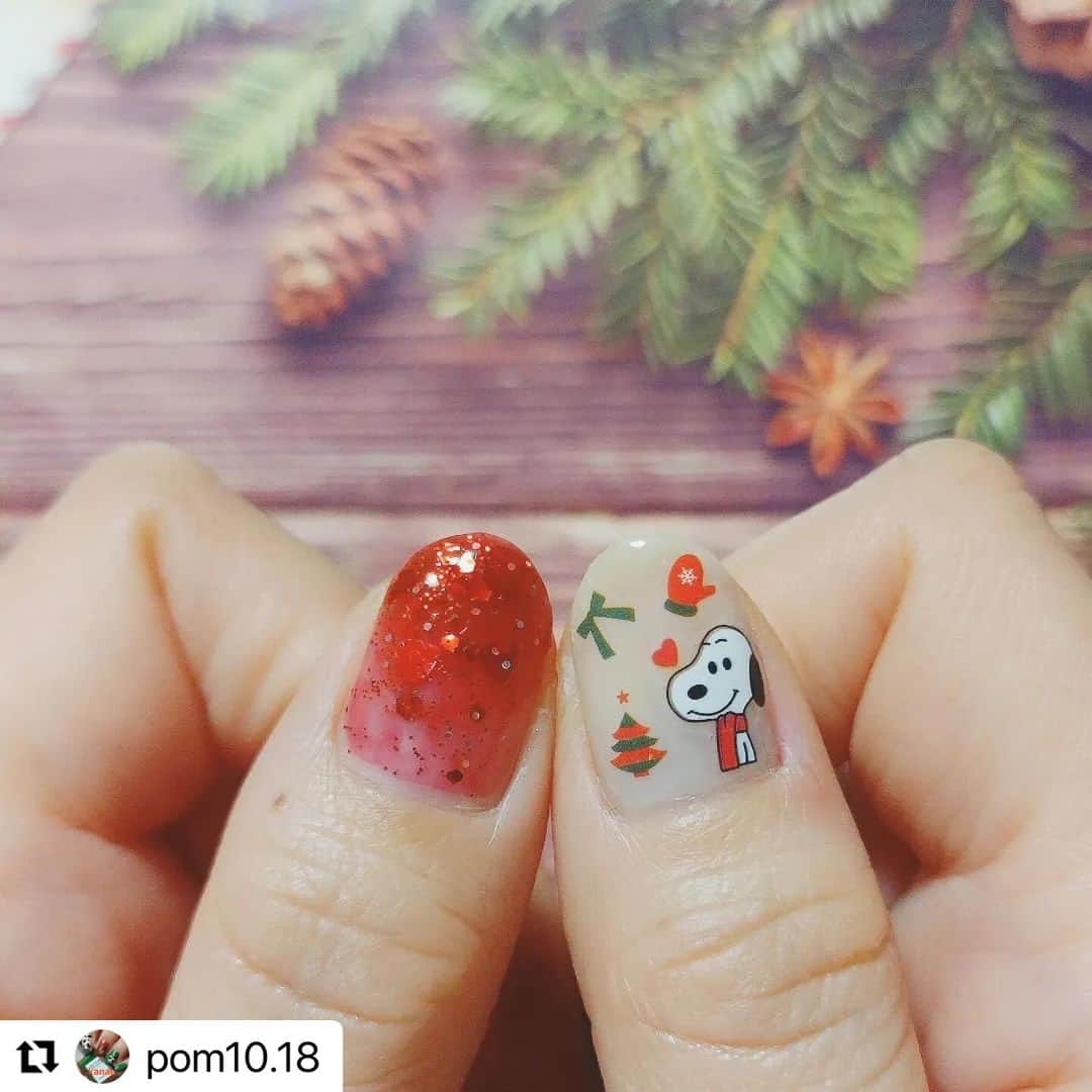 【PLANET NAIL（プラネット ネイル）】公式さんのインスタグラム写真 - (【PLANET NAIL（プラネット ネイル）】公式Instagram)「✰✰✰ ━━━━━━━━━ @pom10.18さま♡  PLANETNAIL ラメネイル PLB12 隠されたリオの真実 を使ったクリスマスwithスヌーピー のネイルデザインご紹介 ありがとうございます😍✨  pomさんわかります😳 私も毎回リオを塗る時 いちご味キャンディとか いちごジャムに見えるんです🍓 だから塗るだけでテンションあがっちゃう♡  ぜひみなさまもまねっこしてみてください✨ ━━━━━━━━━━━  スヌーピーのクリスマスネイル🎄  プラネットネイルのフォトコンテストでいただいた赤いラメを使いました❣️ 絶対クリスマスシーズンに使いたかったんだよな〜🥳 それはそうと、『隠されたリオの真実』ってネーミング、どゆこと…？ 意味深すぎる。  爪先に向かってグラデーションっぽく重ねて塗りました。 赤が濃ゆ〜くて海外のお菓子のいちご味キャンディーみたい🤩🍓(伝われ) あんまり目立たせられなかったけど、ハートのホロが入ってて可愛いです❤️  プラネットネイルって個性的な大きめラメが多いんですが、こういうのって少しずつ端から浮いてきて気になることが多いのに、プラネットネイルだとほとんどそれがなくてビックリ。 普通に塗っただけでホロが良い感じに埋め込まれるからストレスフリー💖  スヌーピーシールでポップなクリスマスネイルに♡ マフラーしてるのが可愛すぎる〜🧣💕  【使用アイテム】  #プラネットネイル ネイルポリッシュPLAC 12 #隠されたリオの真実 (@planet.jp )  #ディアエー #シャインオンミーネイルカラー SE23 Dewy Jasmine (@dear.a_japan_official )  #ネイルホリック リミテッドカラー GD057 ジングルベル GR732 12月25日 (@nailholic_kose )  ☆  スヌーピーネイルシール (Qoo10で購入)  クリスマスネイルシール  ☆  #クリスマスネイル　#スヌーピーネイル　#キャラクターネイル　#キャラネイル　#赤ネイル　#ラメネイル　#グラデーションネイル　#塗りかけネイル　#冬ネイル　#NAILHOLIC　#ドクターエルシア　#セルフネイル　#ポリッシュ　#マニキュア　#セルフネイラーさんと繋がりたい　#ネイル好きな人と繋がりたい」12月28日 14時31分 - planet.jp