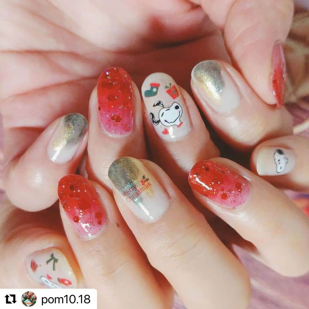 【PLANET NAIL（プラネット ネイル）】公式さんのインスタグラム写真 - (【PLANET NAIL（プラネット ネイル）】公式Instagram)「✰✰✰ ━━━━━━━━━ @pom10.18さま♡  PLANETNAIL ラメネイル PLB12 隠されたリオの真実 を使ったクリスマスwithスヌーピー のネイルデザインご紹介 ありがとうございます😍✨  pomさんわかります😳 私も毎回リオを塗る時 いちご味キャンディとか いちごジャムに見えるんです🍓 だから塗るだけでテンションあがっちゃう♡  ぜひみなさまもまねっこしてみてください✨ ━━━━━━━━━━━  スヌーピーのクリスマスネイル🎄  プラネットネイルのフォトコンテストでいただいた赤いラメを使いました❣️ 絶対クリスマスシーズンに使いたかったんだよな〜🥳 それはそうと、『隠されたリオの真実』ってネーミング、どゆこと…？ 意味深すぎる。  爪先に向かってグラデーションっぽく重ねて塗りました。 赤が濃ゆ〜くて海外のお菓子のいちご味キャンディーみたい🤩🍓(伝われ) あんまり目立たせられなかったけど、ハートのホロが入ってて可愛いです❤️  プラネットネイルって個性的な大きめラメが多いんですが、こういうのって少しずつ端から浮いてきて気になることが多いのに、プラネットネイルだとほとんどそれがなくてビックリ。 普通に塗っただけでホロが良い感じに埋め込まれるからストレスフリー💖  スヌーピーシールでポップなクリスマスネイルに♡ マフラーしてるのが可愛すぎる〜🧣💕  【使用アイテム】  #プラネットネイル ネイルポリッシュPLAC 12 #隠されたリオの真実 (@planet.jp )  #ディアエー #シャインオンミーネイルカラー SE23 Dewy Jasmine (@dear.a_japan_official )  #ネイルホリック リミテッドカラー GD057 ジングルベル GR732 12月25日 (@nailholic_kose )  ☆  スヌーピーネイルシール (Qoo10で購入)  クリスマスネイルシール  ☆  #クリスマスネイル　#スヌーピーネイル　#キャラクターネイル　#キャラネイル　#赤ネイル　#ラメネイル　#グラデーションネイル　#塗りかけネイル　#冬ネイル　#NAILHOLIC　#ドクターエルシア　#セルフネイル　#ポリッシュ　#マニキュア　#セルフネイラーさんと繋がりたい　#ネイル好きな人と繋がりたい」12月28日 14時31分 - planet.jp