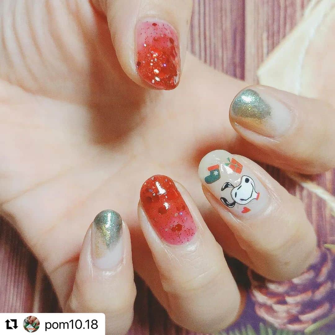 【PLANET NAIL（プラネット ネイル）】公式さんのインスタグラム写真 - (【PLANET NAIL（プラネット ネイル）】公式Instagram)「✰✰✰ ━━━━━━━━━ @pom10.18さま♡  PLANETNAIL ラメネイル PLB12 隠されたリオの真実 を使ったクリスマスwithスヌーピー のネイルデザインご紹介 ありがとうございます😍✨  pomさんわかります😳 私も毎回リオを塗る時 いちご味キャンディとか いちごジャムに見えるんです🍓 だから塗るだけでテンションあがっちゃう♡  ぜひみなさまもまねっこしてみてください✨ ━━━━━━━━━━━  スヌーピーのクリスマスネイル🎄  プラネットネイルのフォトコンテストでいただいた赤いラメを使いました❣️ 絶対クリスマスシーズンに使いたかったんだよな〜🥳 それはそうと、『隠されたリオの真実』ってネーミング、どゆこと…？ 意味深すぎる。  爪先に向かってグラデーションっぽく重ねて塗りました。 赤が濃ゆ〜くて海外のお菓子のいちご味キャンディーみたい🤩🍓(伝われ) あんまり目立たせられなかったけど、ハートのホロが入ってて可愛いです❤️  プラネットネイルって個性的な大きめラメが多いんですが、こういうのって少しずつ端から浮いてきて気になることが多いのに、プラネットネイルだとほとんどそれがなくてビックリ。 普通に塗っただけでホロが良い感じに埋め込まれるからストレスフリー💖  スヌーピーシールでポップなクリスマスネイルに♡ マフラーしてるのが可愛すぎる〜🧣💕  【使用アイテム】  #プラネットネイル ネイルポリッシュPLAC 12 #隠されたリオの真実 (@planet.jp )  #ディアエー #シャインオンミーネイルカラー SE23 Dewy Jasmine (@dear.a_japan_official )  #ネイルホリック リミテッドカラー GD057 ジングルベル GR732 12月25日 (@nailholic_kose )  ☆  スヌーピーネイルシール (Qoo10で購入)  クリスマスネイルシール  ☆  #クリスマスネイル　#スヌーピーネイル　#キャラクターネイル　#キャラネイル　#赤ネイル　#ラメネイル　#グラデーションネイル　#塗りかけネイル　#冬ネイル　#NAILHOLIC　#ドクターエルシア　#セルフネイル　#ポリッシュ　#マニキュア　#セルフネイラーさんと繋がりたい　#ネイル好きな人と繋がりたい」12月28日 14時31分 - planet.jp