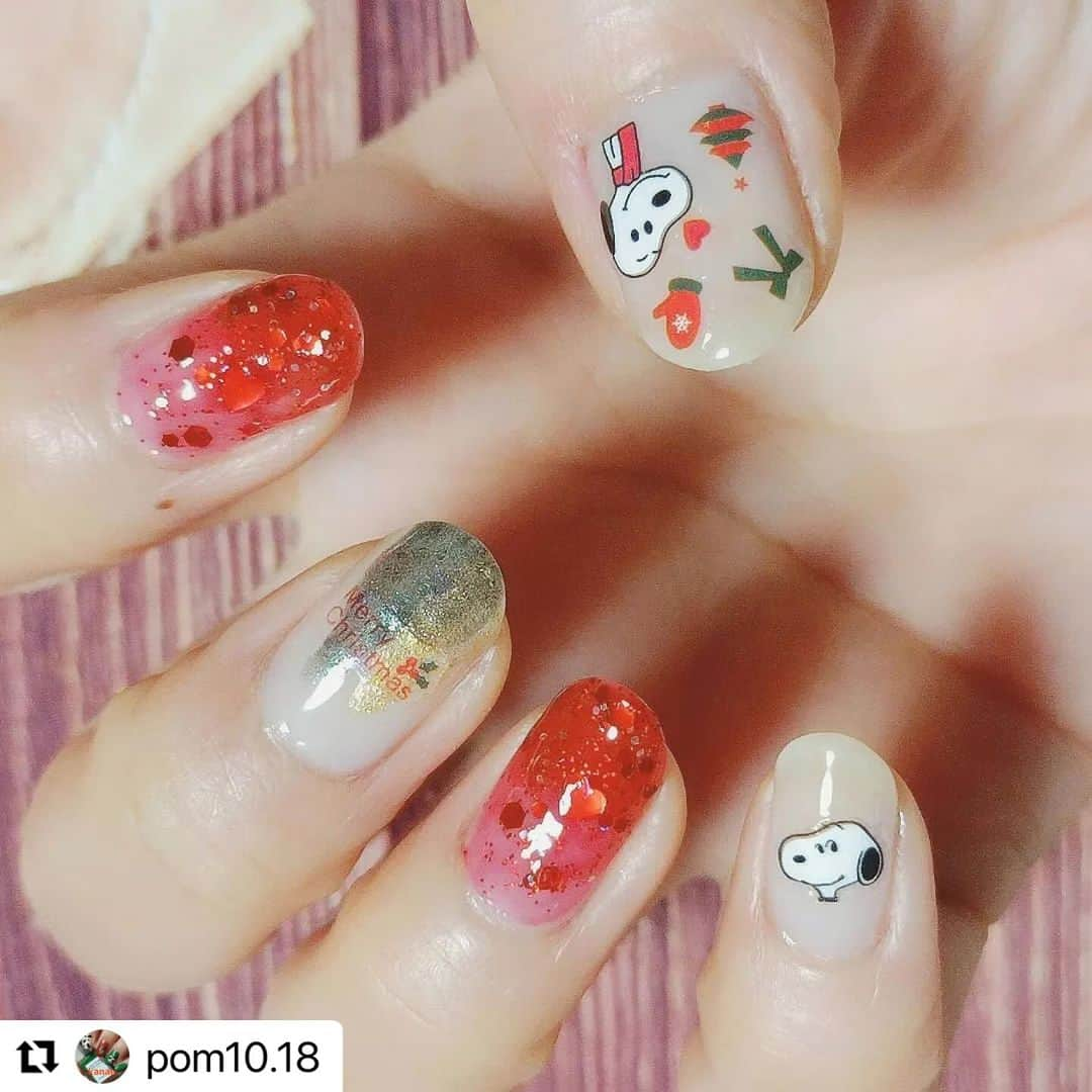 【PLANET NAIL（プラネット ネイル）】公式さんのインスタグラム写真 - (【PLANET NAIL（プラネット ネイル）】公式Instagram)「✰✰✰ ━━━━━━━━━ @pom10.18さま♡  PLANETNAIL ラメネイル PLB12 隠されたリオの真実 を使ったクリスマスwithスヌーピー のネイルデザインご紹介 ありがとうございます😍✨  pomさんわかります😳 私も毎回リオを塗る時 いちご味キャンディとか いちごジャムに見えるんです🍓 だから塗るだけでテンションあがっちゃう♡  ぜひみなさまもまねっこしてみてください✨ ━━━━━━━━━━━  スヌーピーのクリスマスネイル🎄  プラネットネイルのフォトコンテストでいただいた赤いラメを使いました❣️ 絶対クリスマスシーズンに使いたかったんだよな〜🥳 それはそうと、『隠されたリオの真実』ってネーミング、どゆこと…？ 意味深すぎる。  爪先に向かってグラデーションっぽく重ねて塗りました。 赤が濃ゆ〜くて海外のお菓子のいちご味キャンディーみたい🤩🍓(伝われ) あんまり目立たせられなかったけど、ハートのホロが入ってて可愛いです❤️  プラネットネイルって個性的な大きめラメが多いんですが、こういうのって少しずつ端から浮いてきて気になることが多いのに、プラネットネイルだとほとんどそれがなくてビックリ。 普通に塗っただけでホロが良い感じに埋め込まれるからストレスフリー💖  スヌーピーシールでポップなクリスマスネイルに♡ マフラーしてるのが可愛すぎる〜🧣💕  【使用アイテム】  #プラネットネイル ネイルポリッシュPLAC 12 #隠されたリオの真実 (@planet.jp )  #ディアエー #シャインオンミーネイルカラー SE23 Dewy Jasmine (@dear.a_japan_official )  #ネイルホリック リミテッドカラー GD057 ジングルベル GR732 12月25日 (@nailholic_kose )  ☆  スヌーピーネイルシール (Qoo10で購入)  クリスマスネイルシール  ☆  #クリスマスネイル　#スヌーピーネイル　#キャラクターネイル　#キャラネイル　#赤ネイル　#ラメネイル　#グラデーションネイル　#塗りかけネイル　#冬ネイル　#NAILHOLIC　#ドクターエルシア　#セルフネイル　#ポリッシュ　#マニキュア　#セルフネイラーさんと繋がりたい　#ネイル好きな人と繋がりたい」12月28日 14時31分 - planet.jp