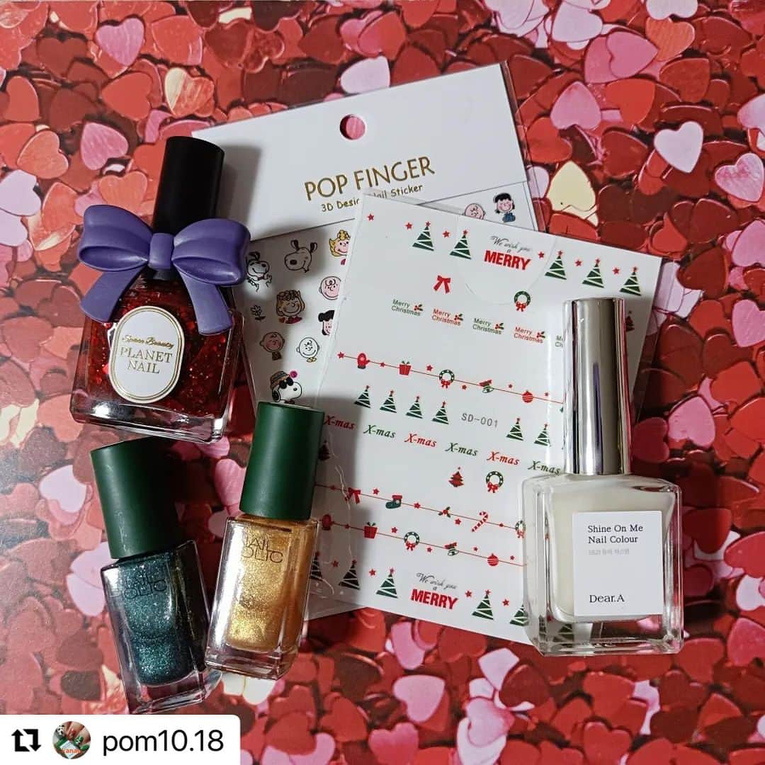 【PLANET NAIL（プラネット ネイル）】公式さんのインスタグラム写真 - (【PLANET NAIL（プラネット ネイル）】公式Instagram)「✰✰✰ ━━━━━━━━━ @pom10.18さま♡  PLANETNAIL ラメネイル PLB12 隠されたリオの真実 を使ったクリスマスwithスヌーピー のネイルデザインご紹介 ありがとうございます😍✨  pomさんわかります😳 私も毎回リオを塗る時 いちご味キャンディとか いちごジャムに見えるんです🍓 だから塗るだけでテンションあがっちゃう♡  ぜひみなさまもまねっこしてみてください✨ ━━━━━━━━━━━  スヌーピーのクリスマスネイル🎄  プラネットネイルのフォトコンテストでいただいた赤いラメを使いました❣️ 絶対クリスマスシーズンに使いたかったんだよな〜🥳 それはそうと、『隠されたリオの真実』ってネーミング、どゆこと…？ 意味深すぎる。  爪先に向かってグラデーションっぽく重ねて塗りました。 赤が濃ゆ〜くて海外のお菓子のいちご味キャンディーみたい🤩🍓(伝われ) あんまり目立たせられなかったけど、ハートのホロが入ってて可愛いです❤️  プラネットネイルって個性的な大きめラメが多いんですが、こういうのって少しずつ端から浮いてきて気になることが多いのに、プラネットネイルだとほとんどそれがなくてビックリ。 普通に塗っただけでホロが良い感じに埋め込まれるからストレスフリー💖  スヌーピーシールでポップなクリスマスネイルに♡ マフラーしてるのが可愛すぎる〜🧣💕  【使用アイテム】  #プラネットネイル ネイルポリッシュPLAC 12 #隠されたリオの真実 (@planet.jp )  #ディアエー #シャインオンミーネイルカラー SE23 Dewy Jasmine (@dear.a_japan_official )  #ネイルホリック リミテッドカラー GD057 ジングルベル GR732 12月25日 (@nailholic_kose )  ☆  スヌーピーネイルシール (Qoo10で購入)  クリスマスネイルシール  ☆  #クリスマスネイル　#スヌーピーネイル　#キャラクターネイル　#キャラネイル　#赤ネイル　#ラメネイル　#グラデーションネイル　#塗りかけネイル　#冬ネイル　#NAILHOLIC　#ドクターエルシア　#セルフネイル　#ポリッシュ　#マニキュア　#セルフネイラーさんと繋がりたい　#ネイル好きな人と繋がりたい」12月28日 14時31分 - planet.jp